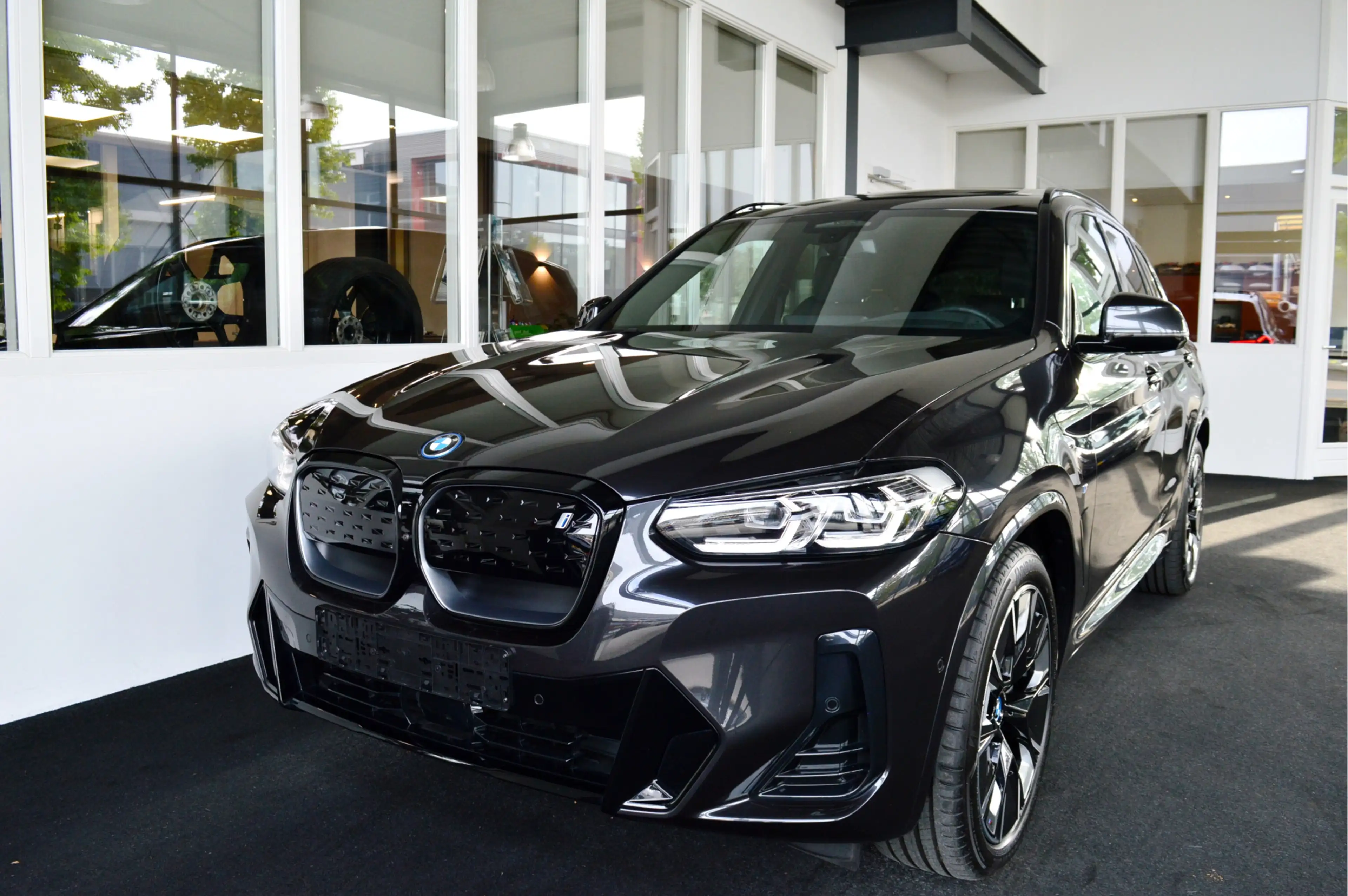 BMW iX3 High Exe M-Sportedition | Trekhaak | Stuurwiel Ver