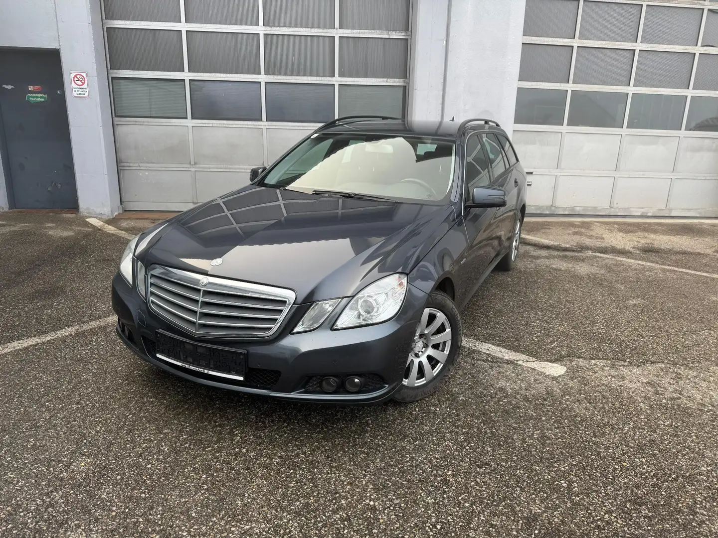 Mercedes-Benz E 220 E 220 CDI-170ps Aut./ACC/Anhängerk./Leder/Navi Grau - 1