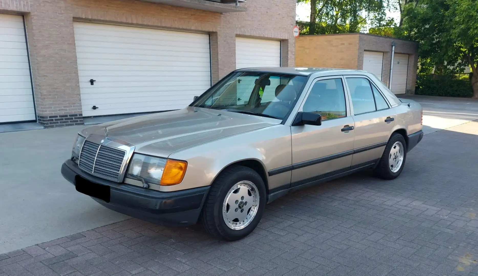 Mercedes-Benz 230 E - 1