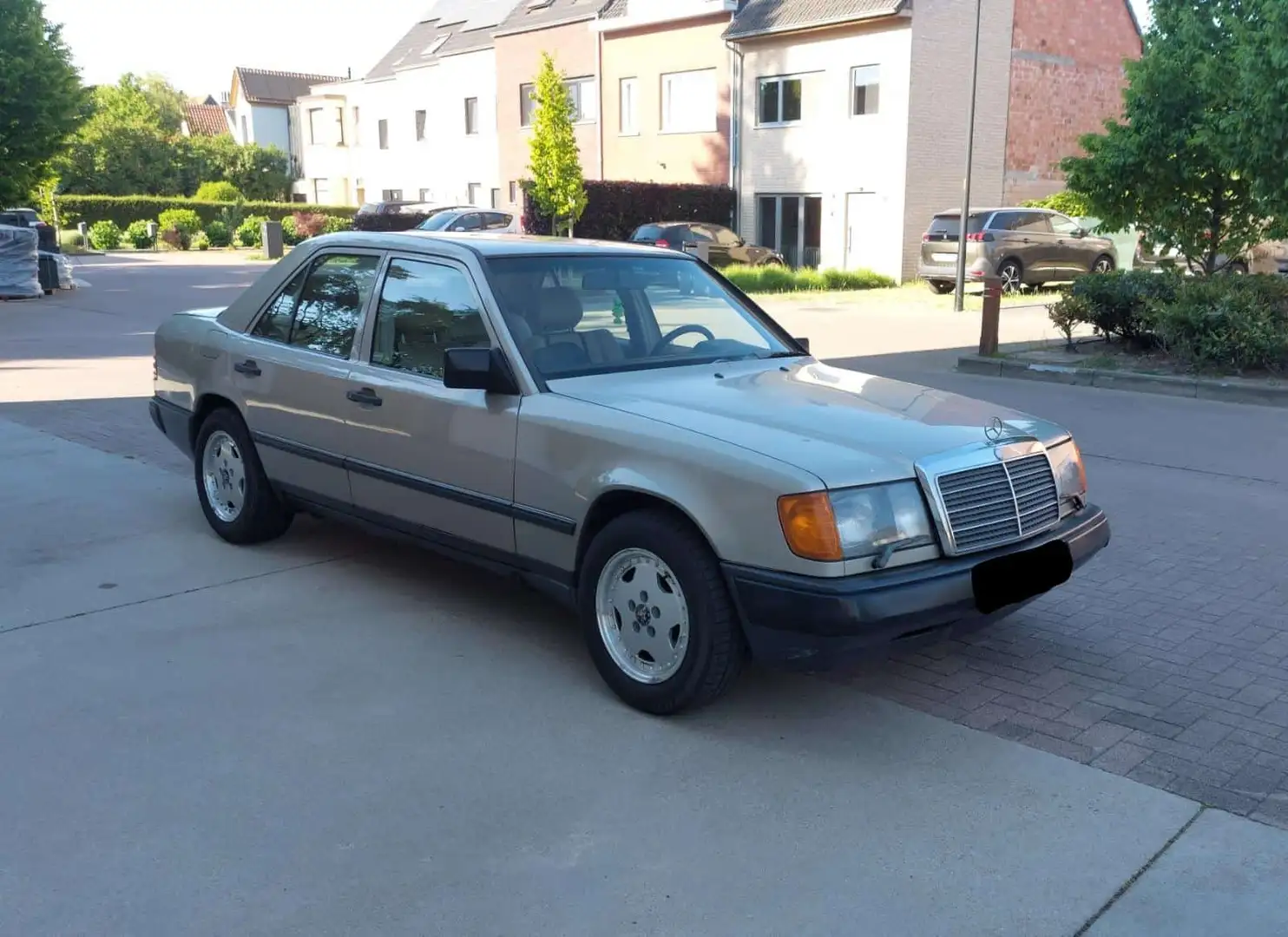 Mercedes-Benz 230 E - 2