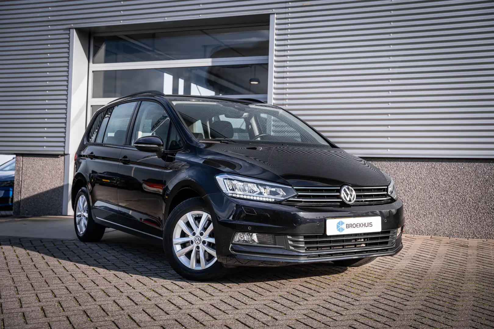 Volkswagen Touran 1.5 TSI Comfortline 7p | Cruise control adaptief | Zwart - 2