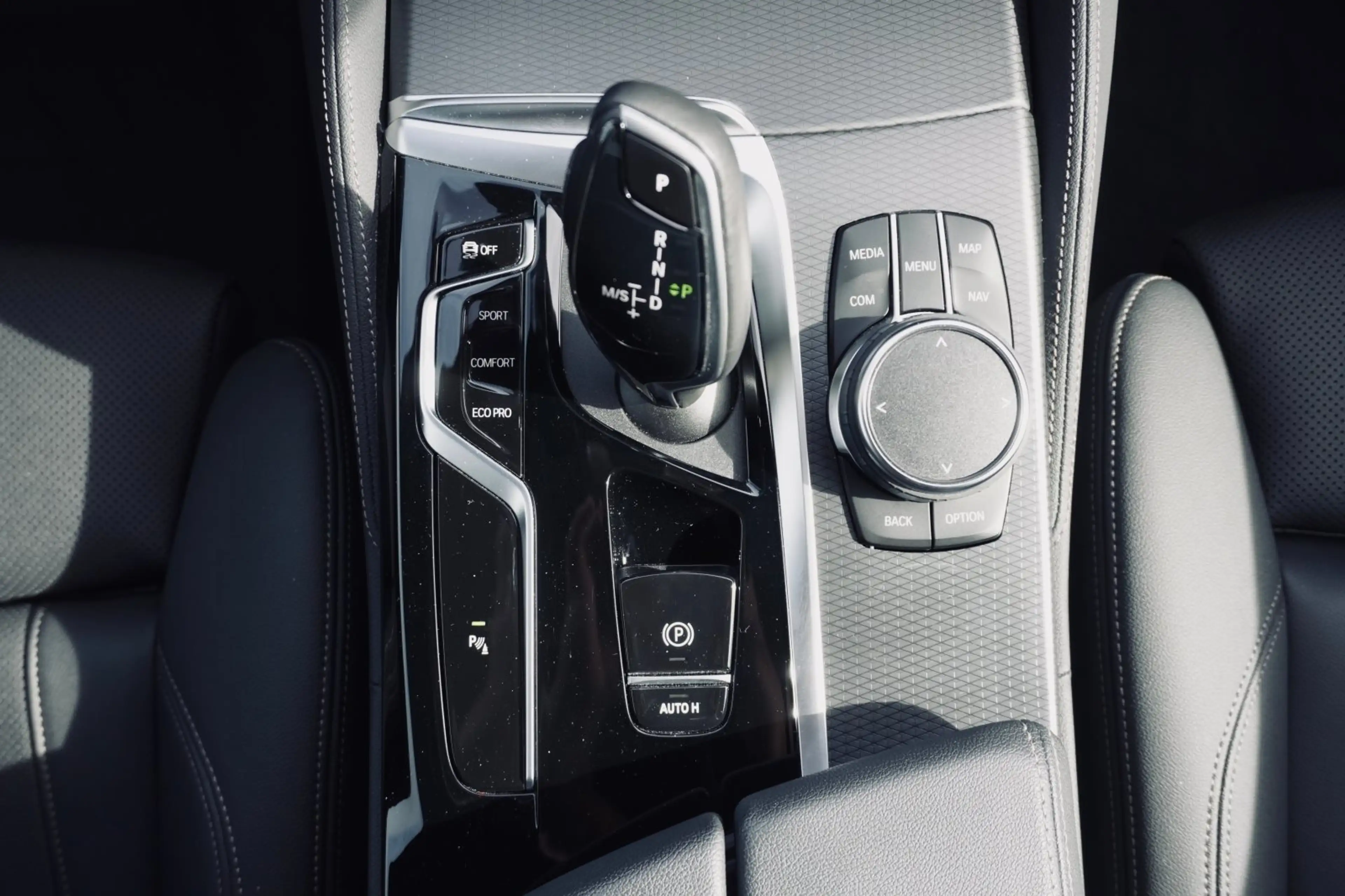 BMW 540 i xDrive Limousine — photo 14