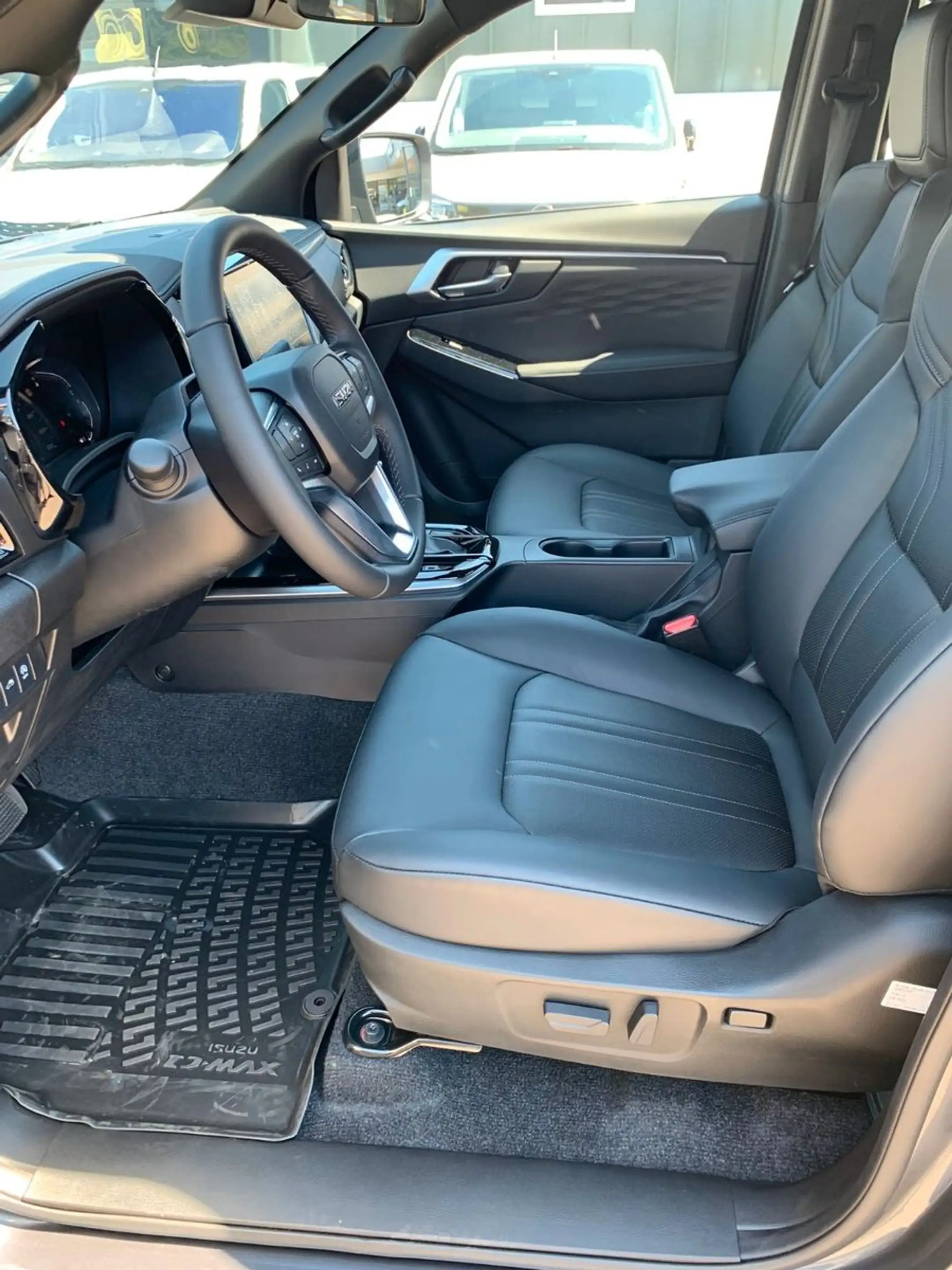 Isuzu D-Max Double Cab 4WD LSE 2.2 8 AT Lagerwagen — photo 13