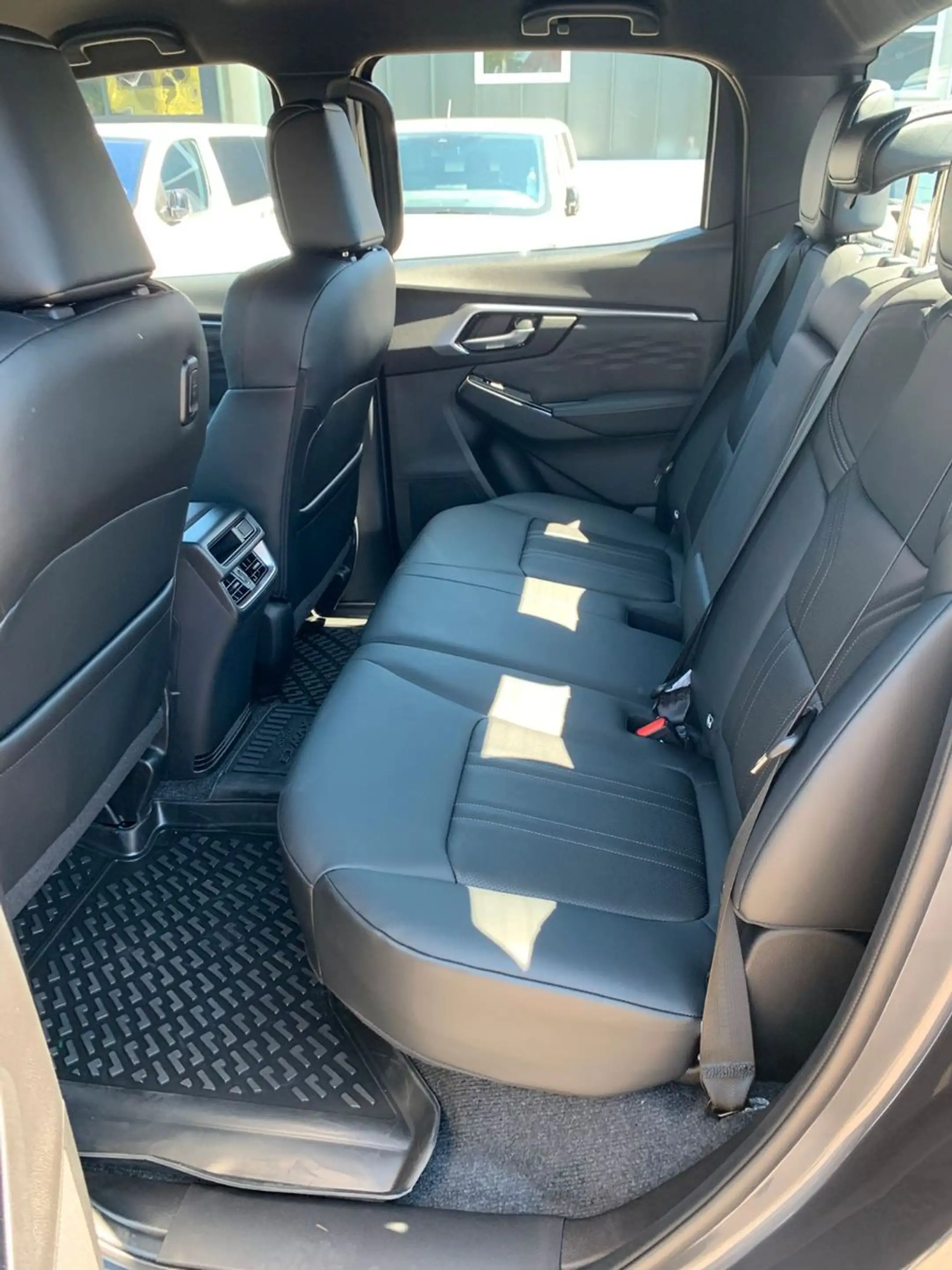 Isuzu D-Max Double Cab 4WD LSE 2.2 8 AT Lagerwagen — photo 14