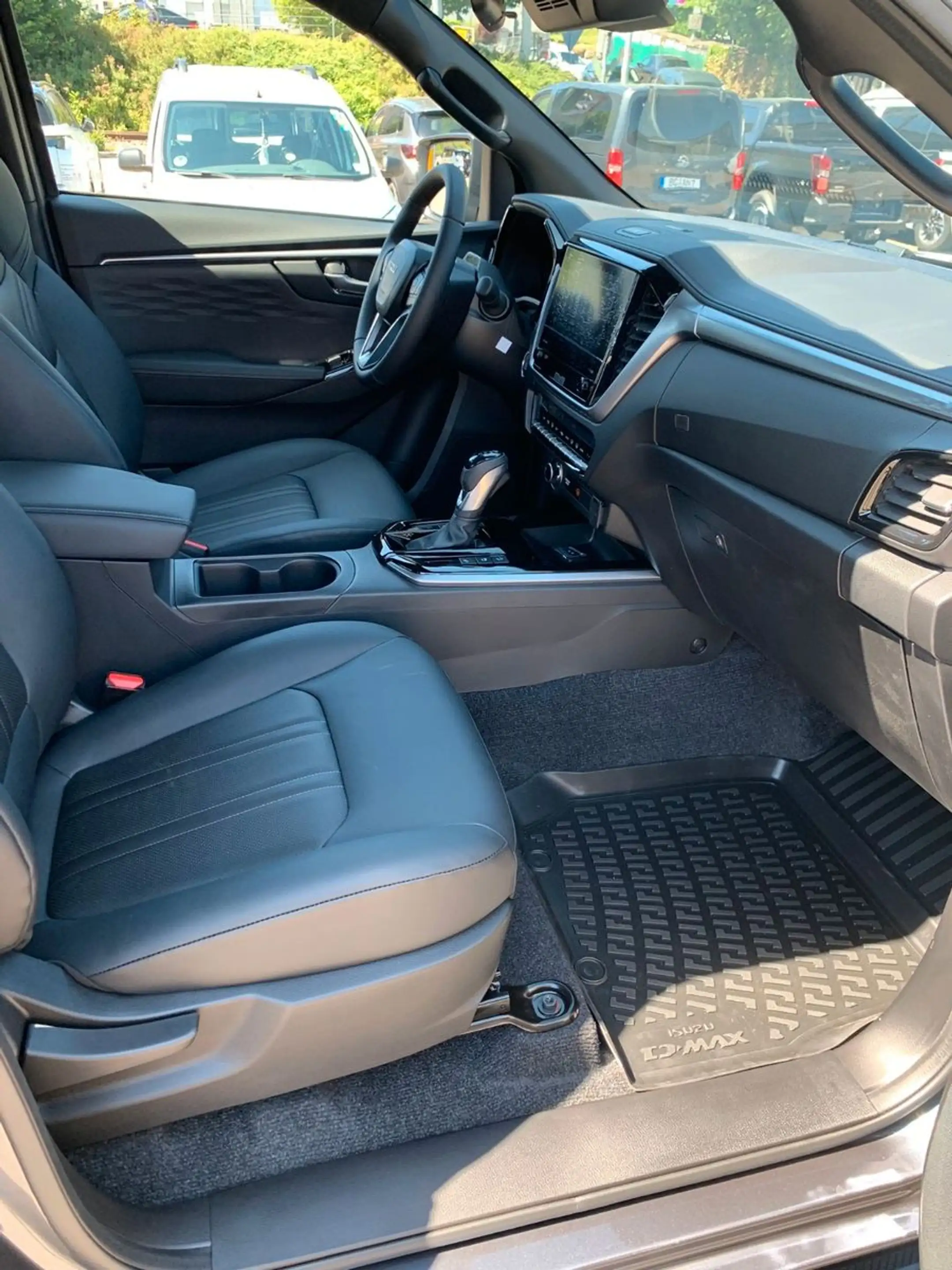 Isuzu D-Max Double Cab 4WD LSE 2.2 8 AT Lagerwagen — photo 16