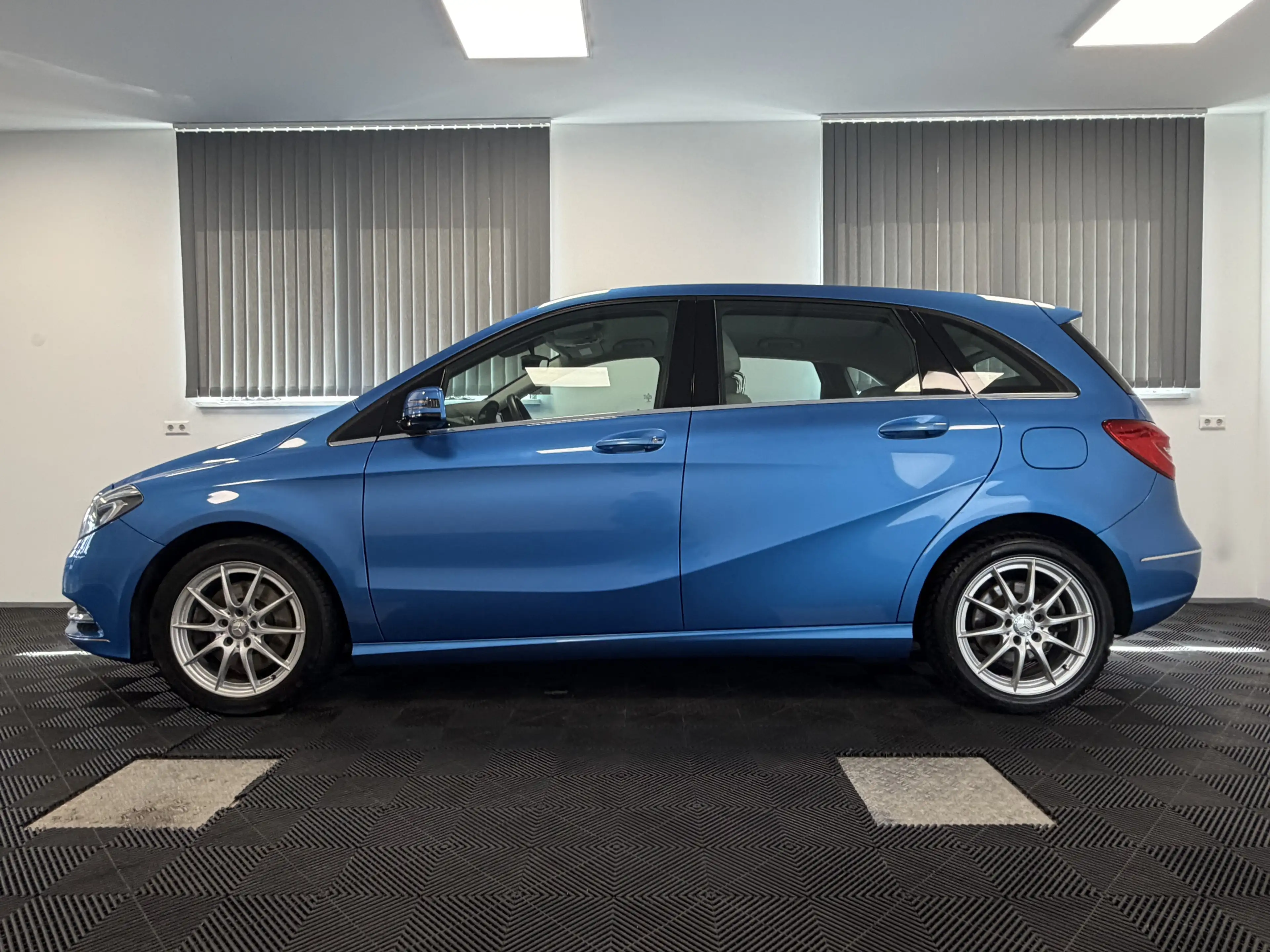 Mercedes-Benz B 250 BlueEff. Aut. Leder Kamera Bi-Xenon Distr+ — photo 5