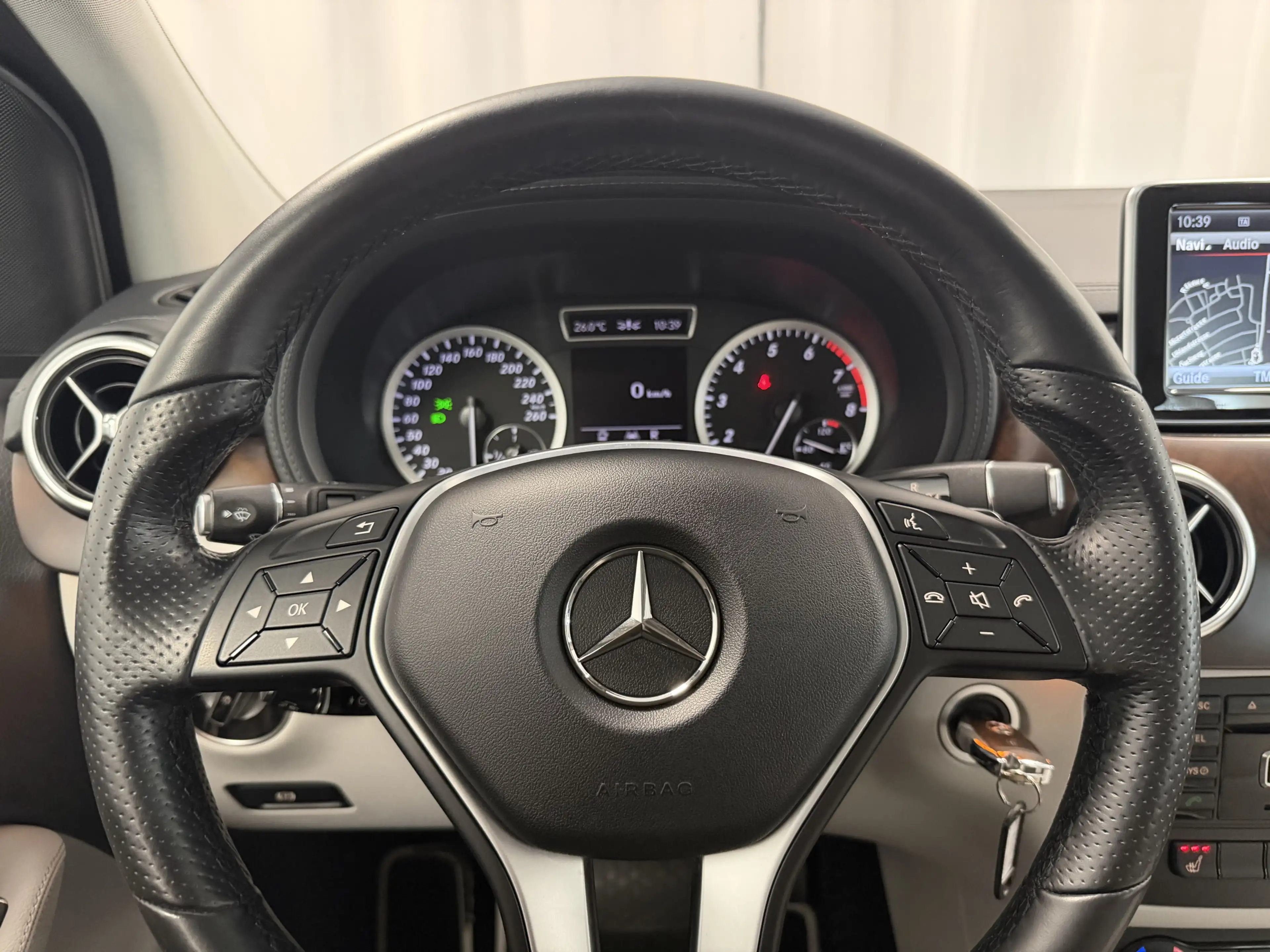 Mercedes-Benz B 250 BlueEff. Aut. Leder Kamera Bi-Xenon Distr+ — photo 14