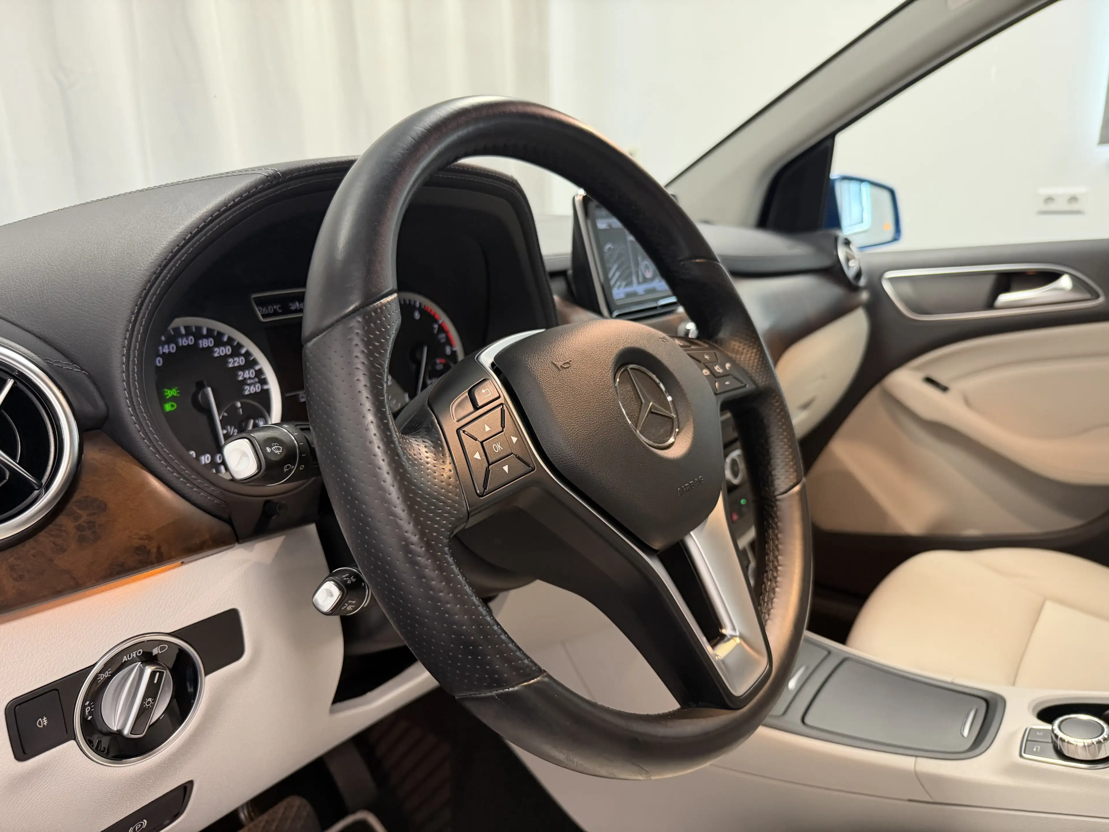 Mercedes-Benz B 250 BlueEff. Aut. Leder Kamera Bi-Xenon Distr+ — photo 10