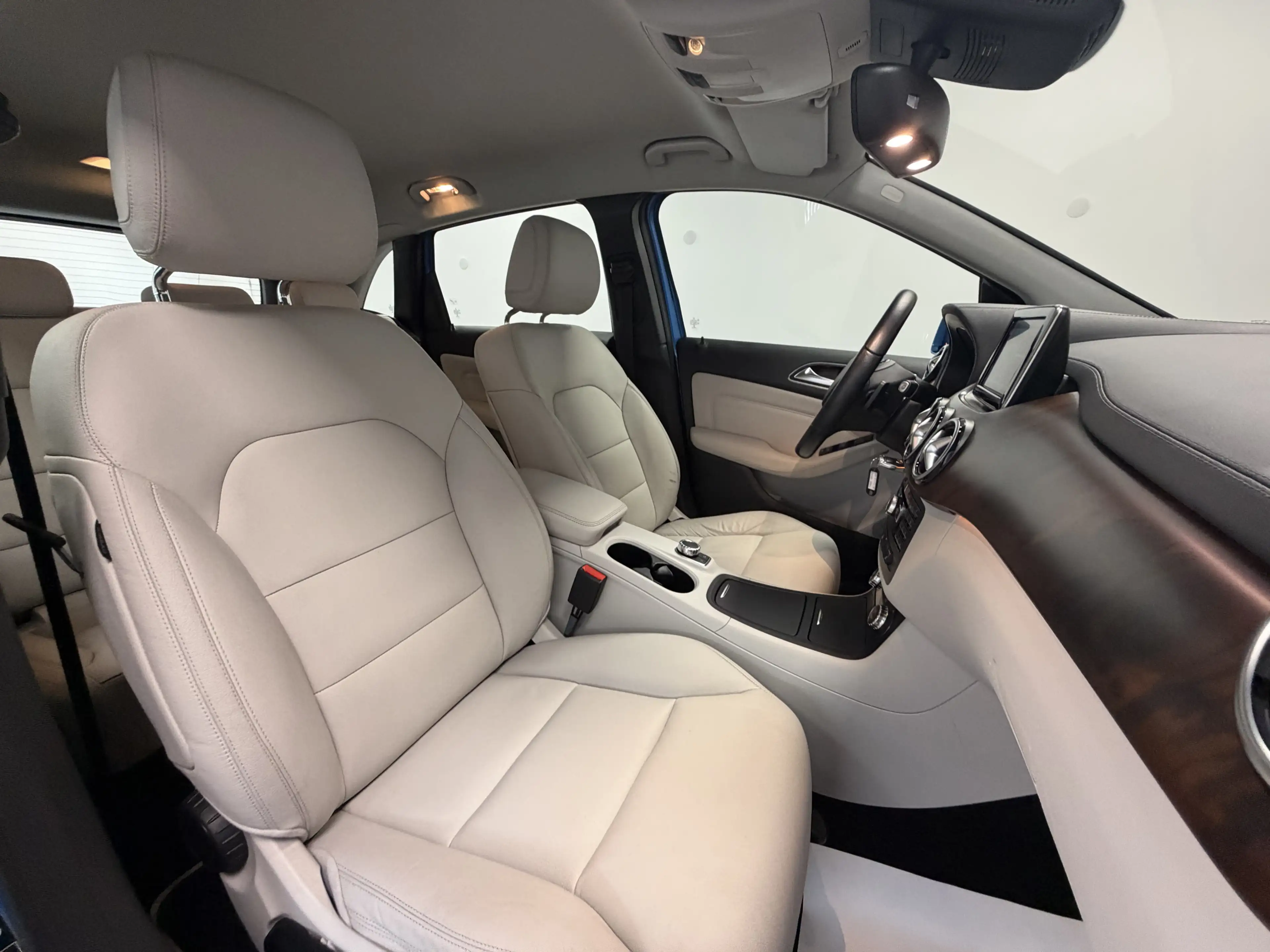 Mercedes-Benz B 250 BlueEff. Aut. Leder Kamera Bi-Xenon Distr+ — photo 11