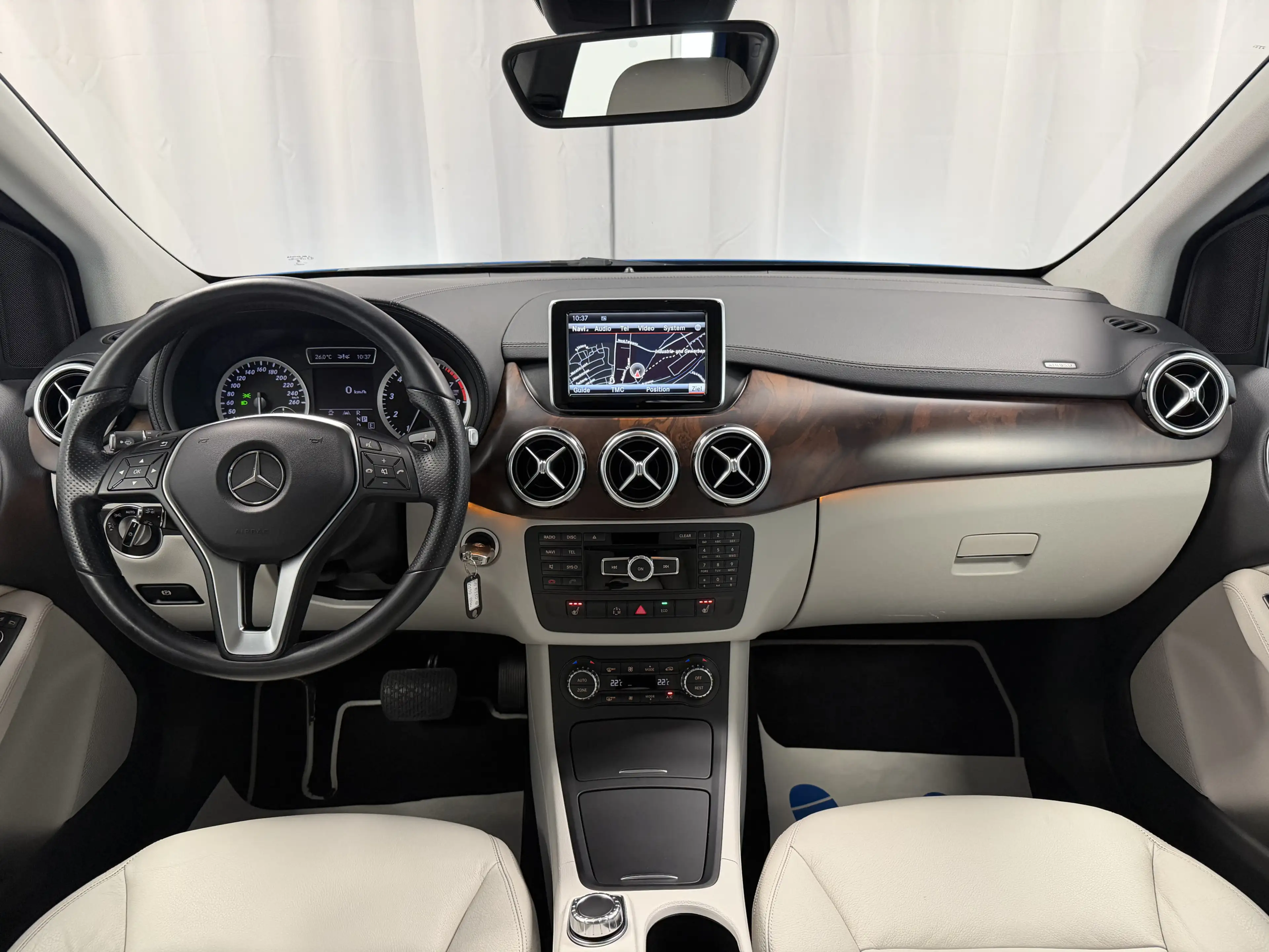 Mercedes-Benz B 250 BlueEff. Aut. Leder Kamera Bi-Xenon Distr+ — photo 12