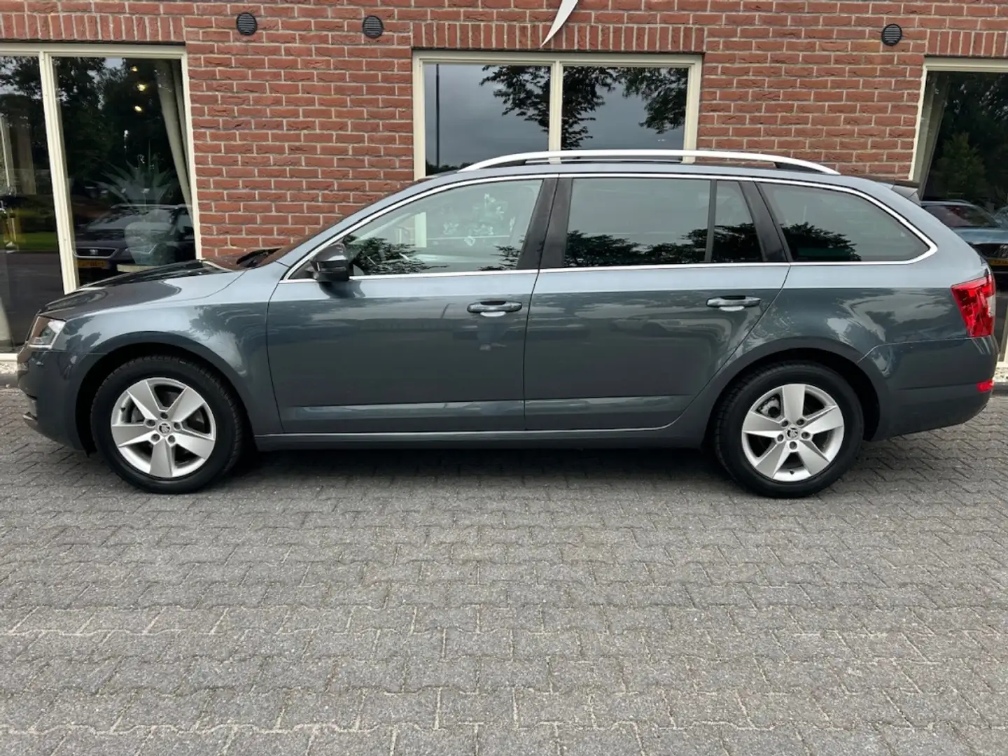 Skoda Octavia Combi 1.6 TDI Greenl. Bns NIEUWE APK / LEER / XENO Grey - 2