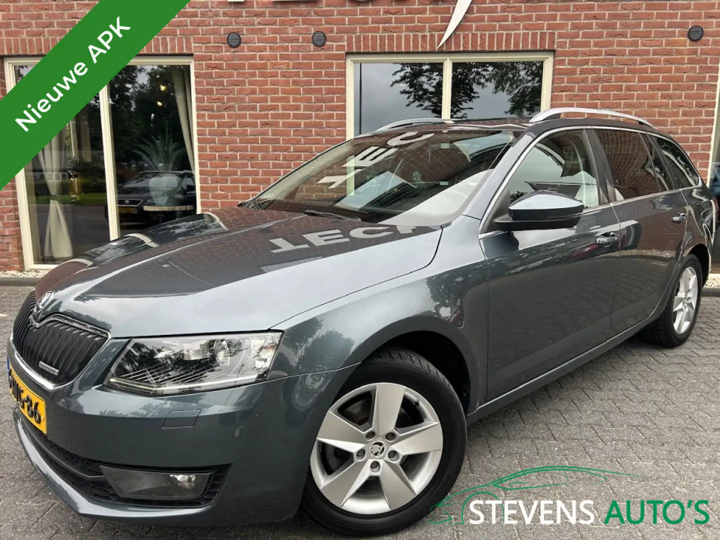 Skoda Octavia Combi 1.6 TDI Greenl. Bns NIEUWE APK / LEER / XENO Grey - 1