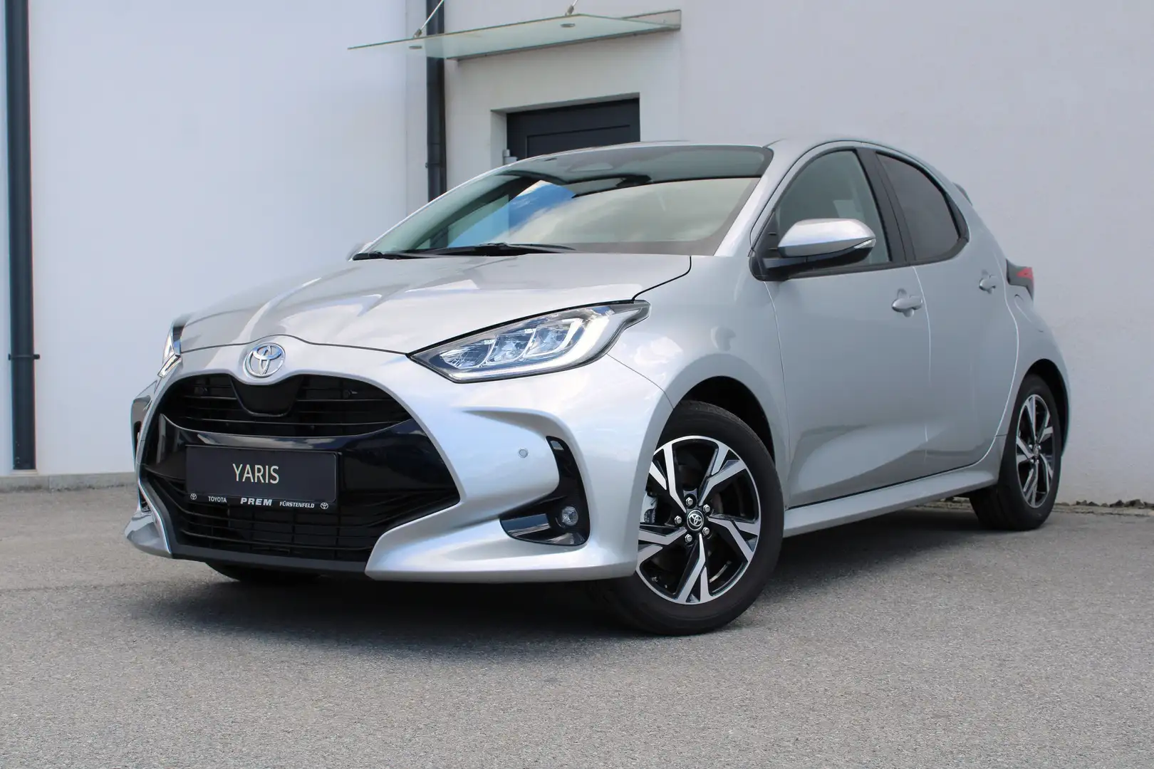Toyota Yaris 1.5 Hybrid Active Drive Aut. mit Safety Paket Silber - 2