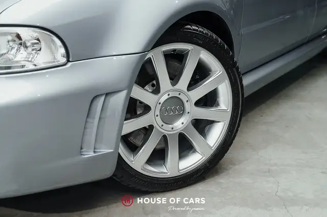 Audi RS4 view 11