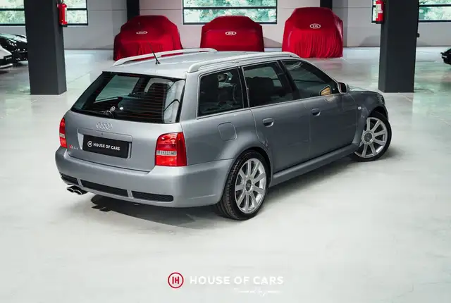 Audi RS4 view 7