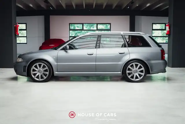 Audi RS4 view 10