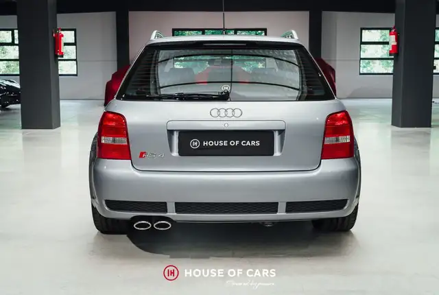 Audi RS4 view 8