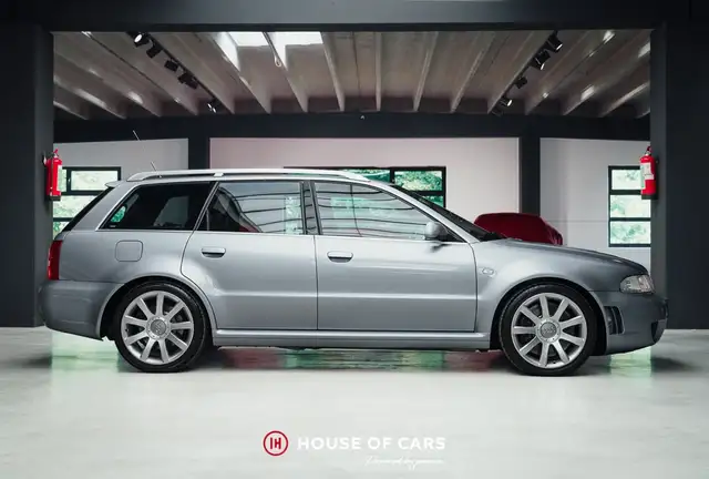 Audi RS4 view 5