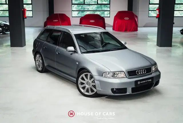 Audi RS4 view 4
