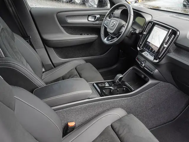 Volvo XC40 view 8