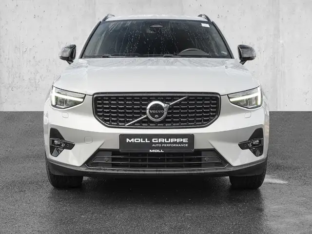 Volvo XC40 view 3