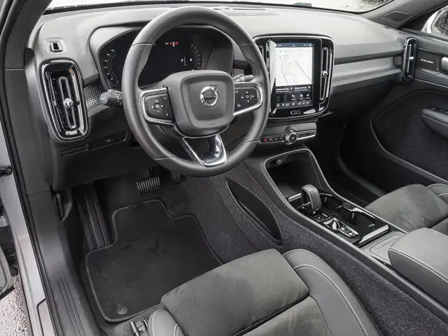 Volvo XC40 view 9