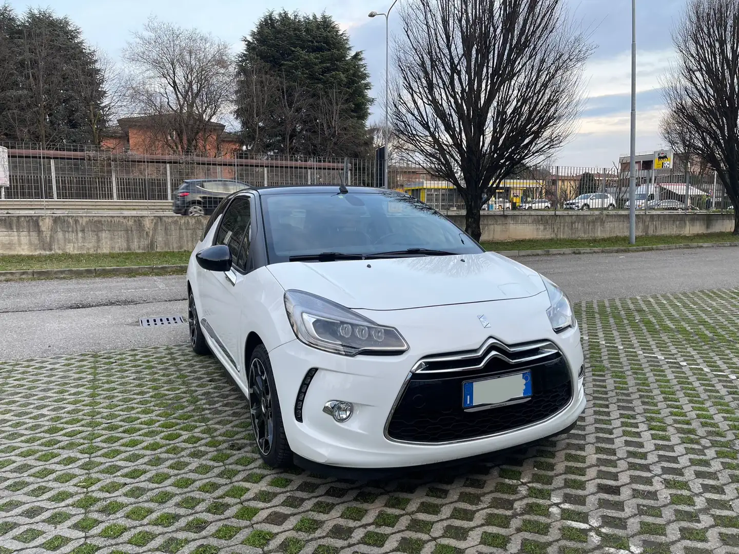 Citroen DS3 Cabrio Pure Tech 82 SoChic Neopatentati - 2