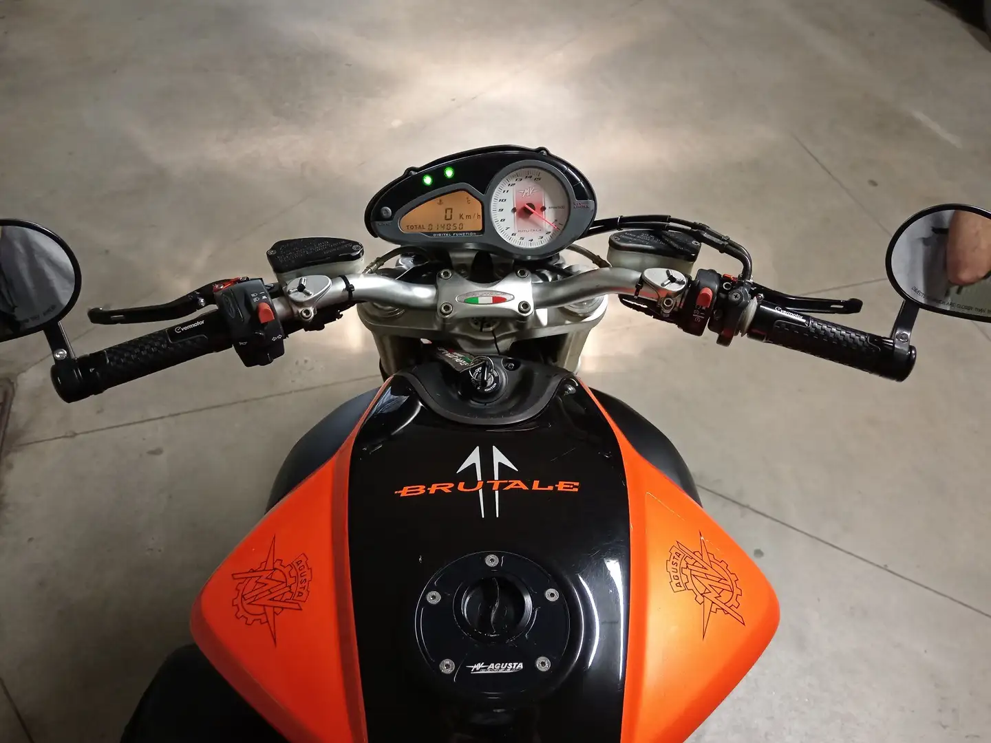 MV Agusta Brutale 910 S Orange - 2