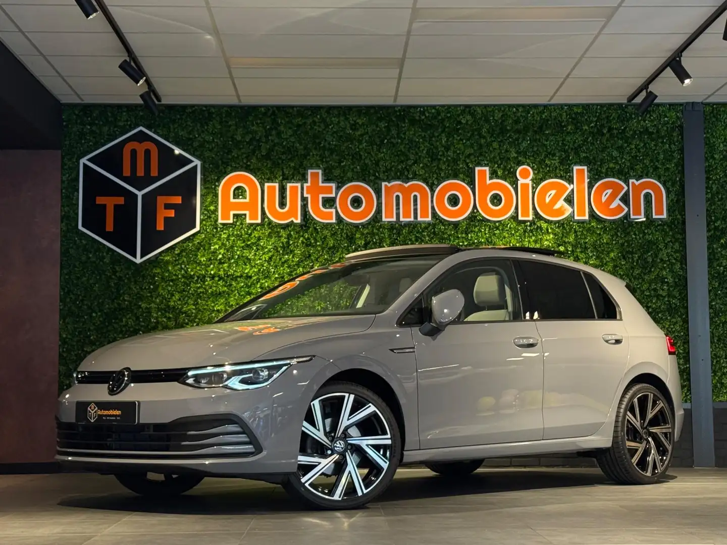 Volkswagen Golf Volkswagen Golf 1.5 eTSI 150 PK |PANO|MATRIX|IQ.DR Grijs - 1