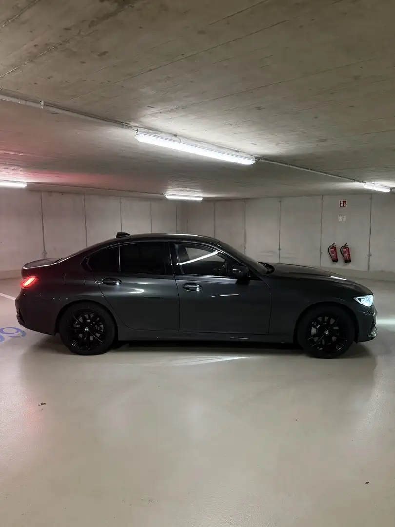 BMW 330 330e PHEV Aut. Grau - 2