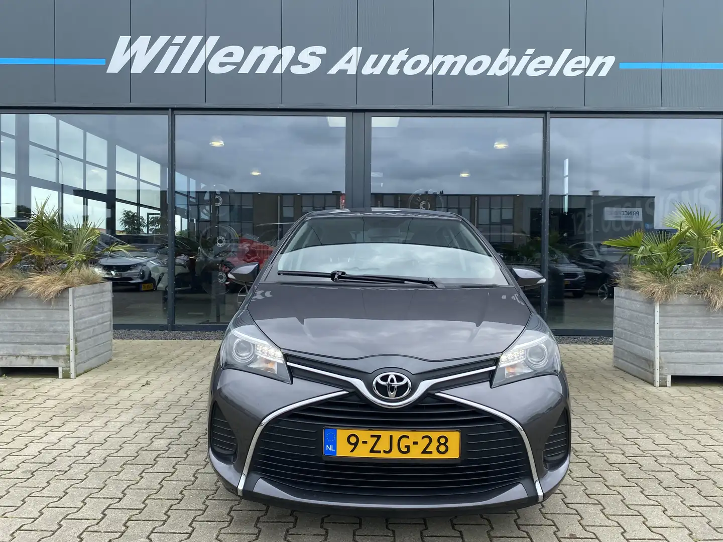 Toyota Yaris 1.0 VVT-i Aspiration Airco, Camera & Trekhaak Grijs - 2