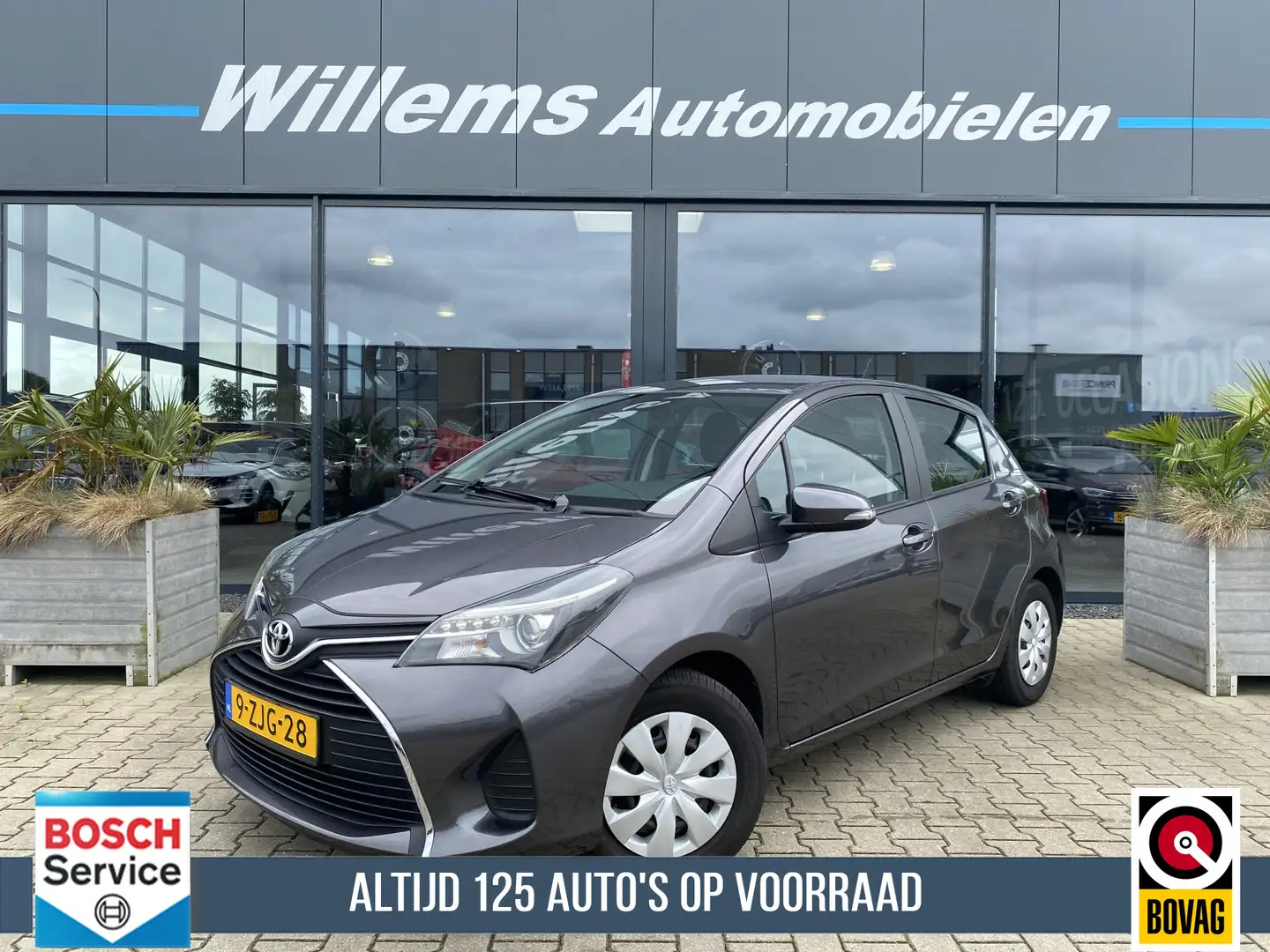 Toyota Yaris 1.0 VVT-i Aspiration Airco, Camera & Trekhaak Grijs - 1