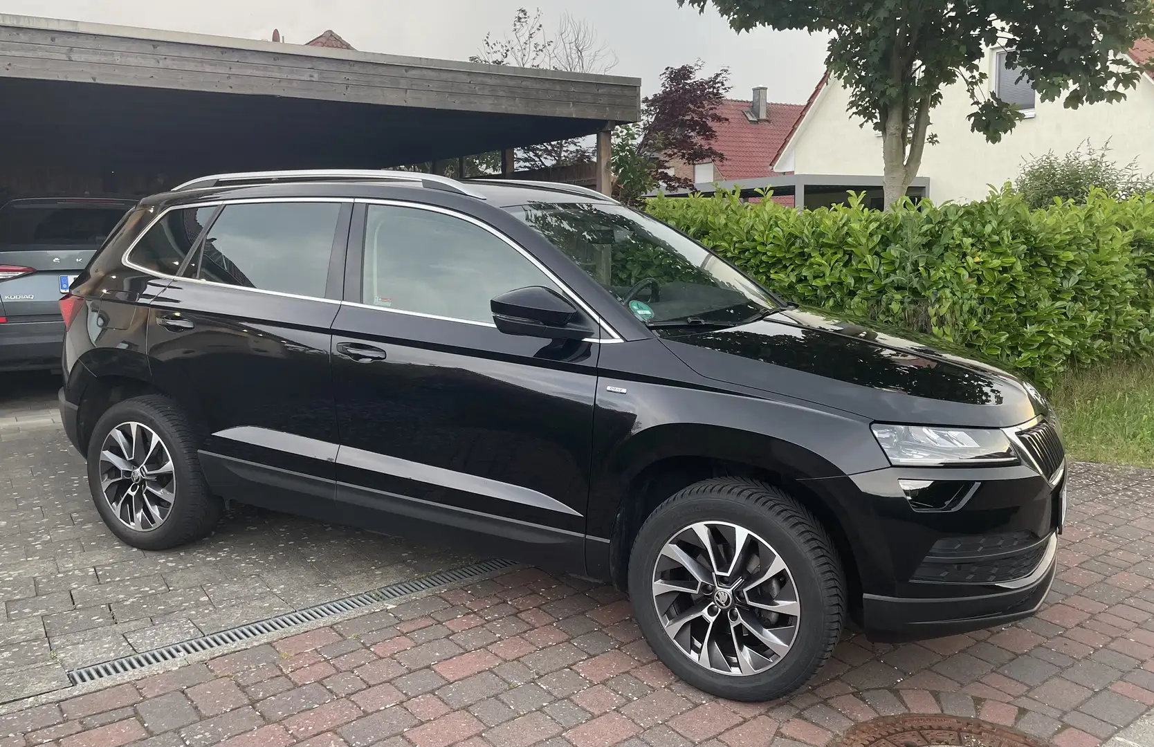 Skoda Karoq 1.5 TSI ACT Drive 125 Schwarz - 2