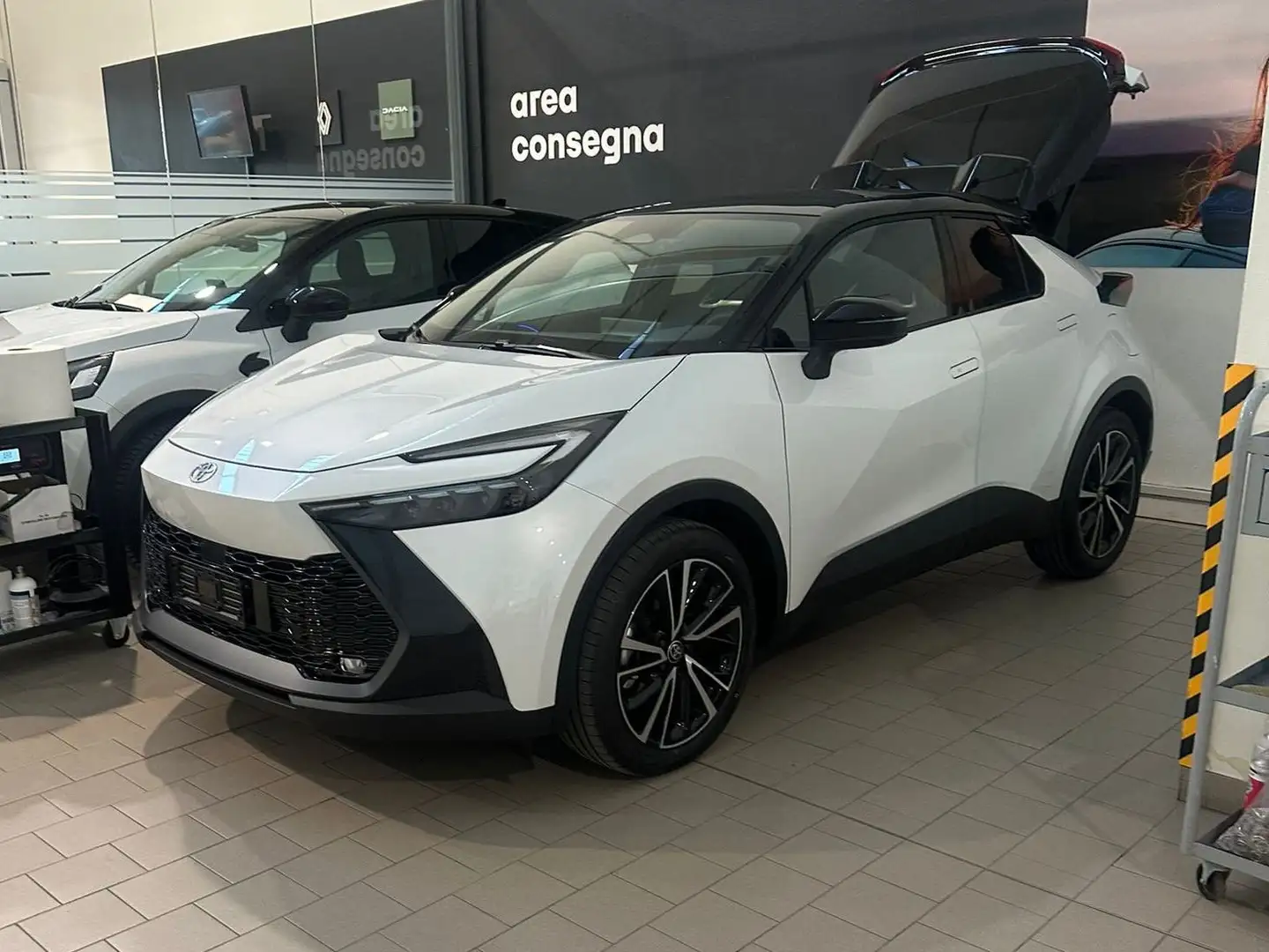 Toyota C-HR C-HR II 2023 2.0 phev Lounge Premiere fwd e-cvt Bianco - 1