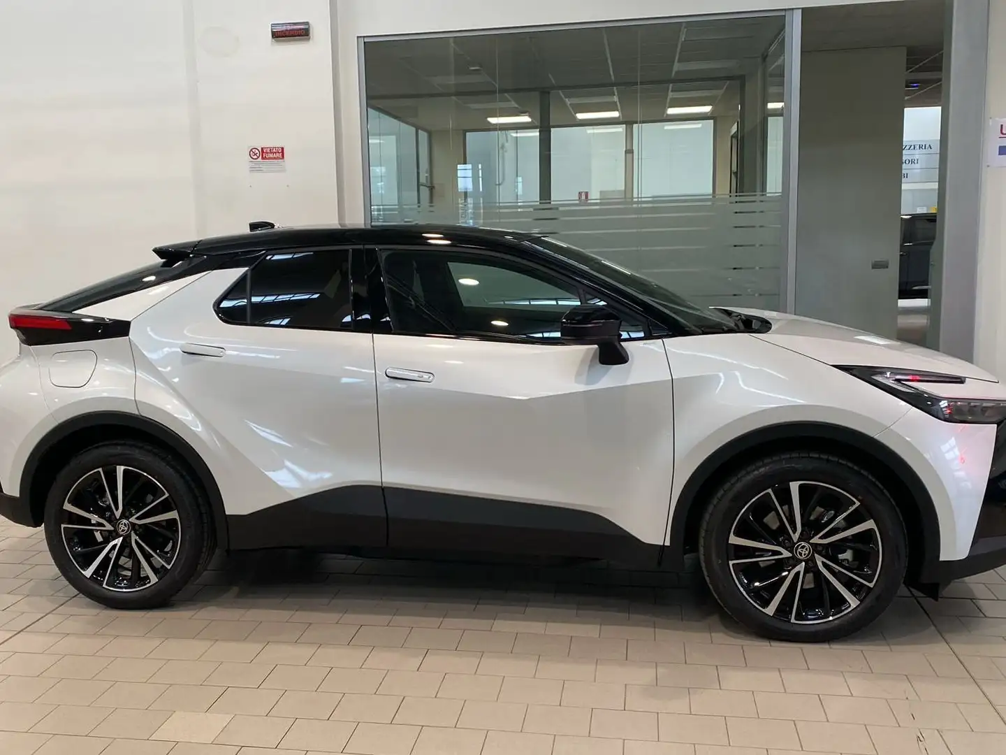 Toyota C-HR C-HR II 2023 2.0 phev Lounge Premiere fwd e-cvt Bianco - 2