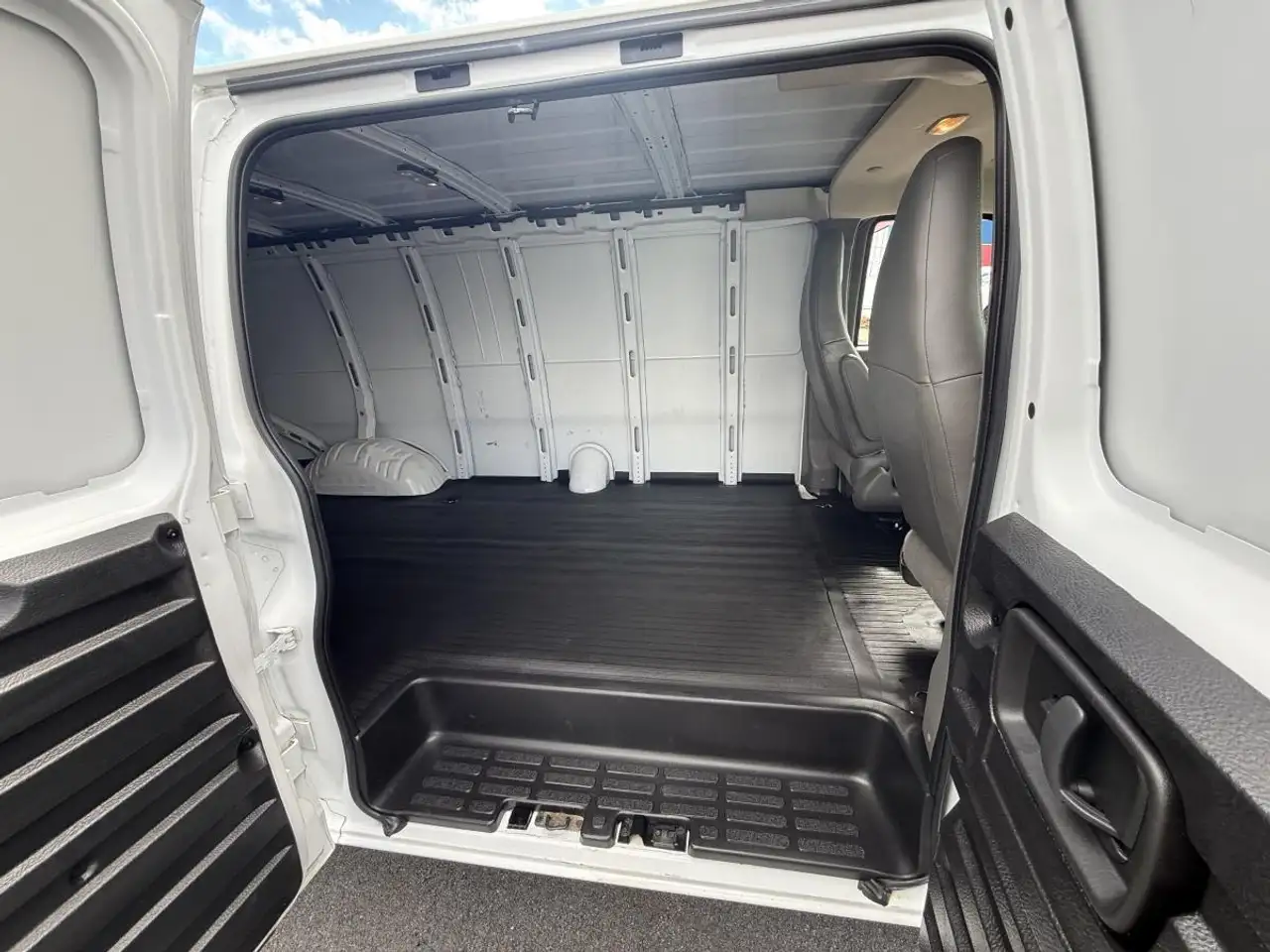 GMC Savana снимка GMC Savana