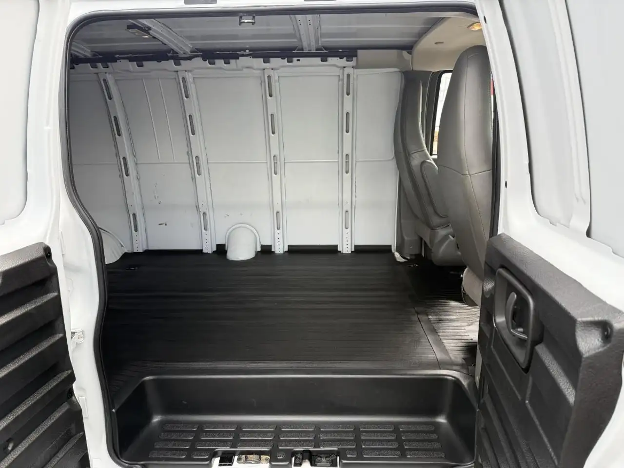 GMC Savana снимка GMC Savana