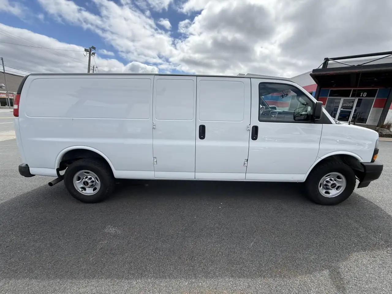 GMC Savana снимка GMC Savana