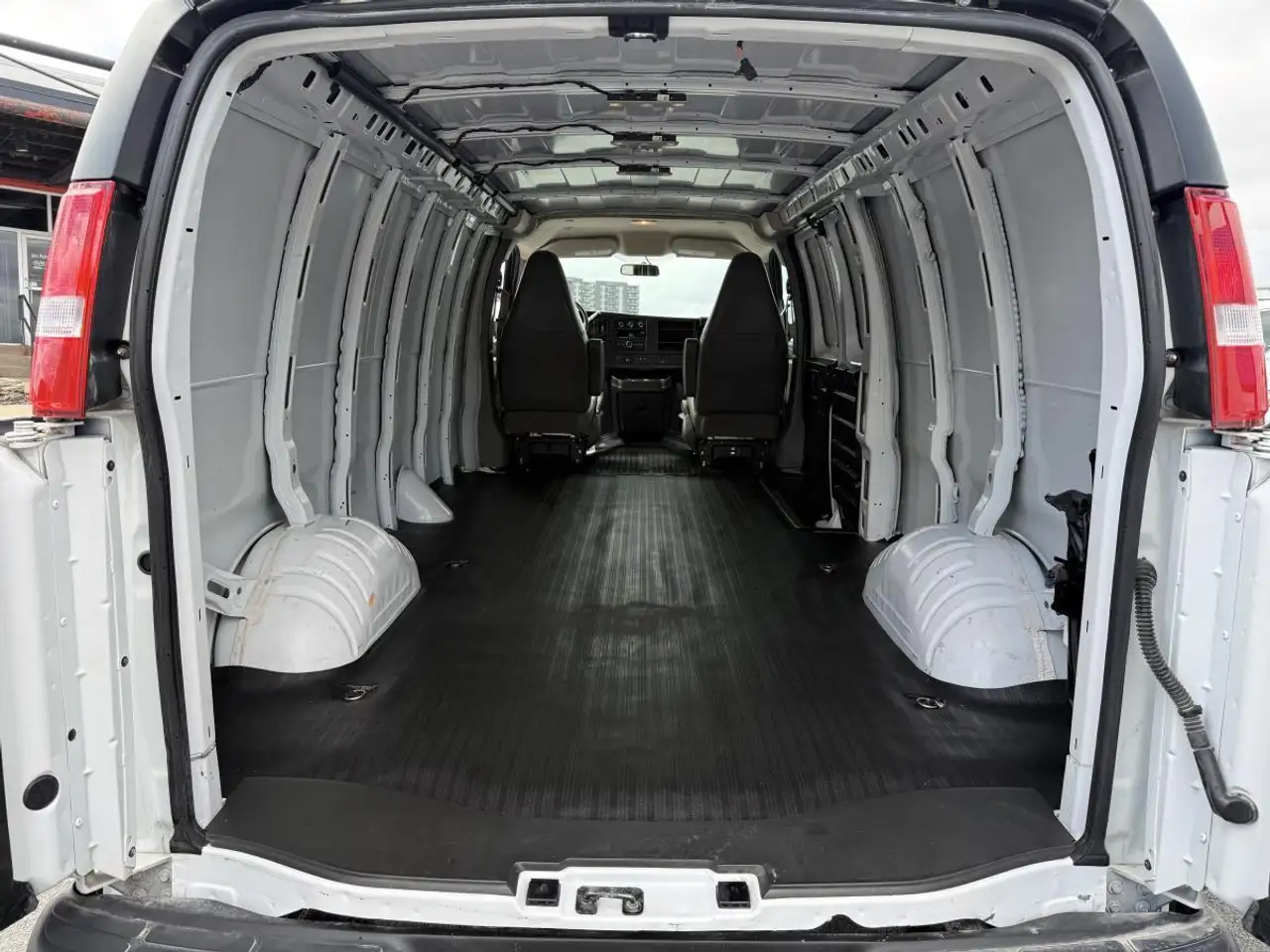 GMC Savana снимка GMC Savana