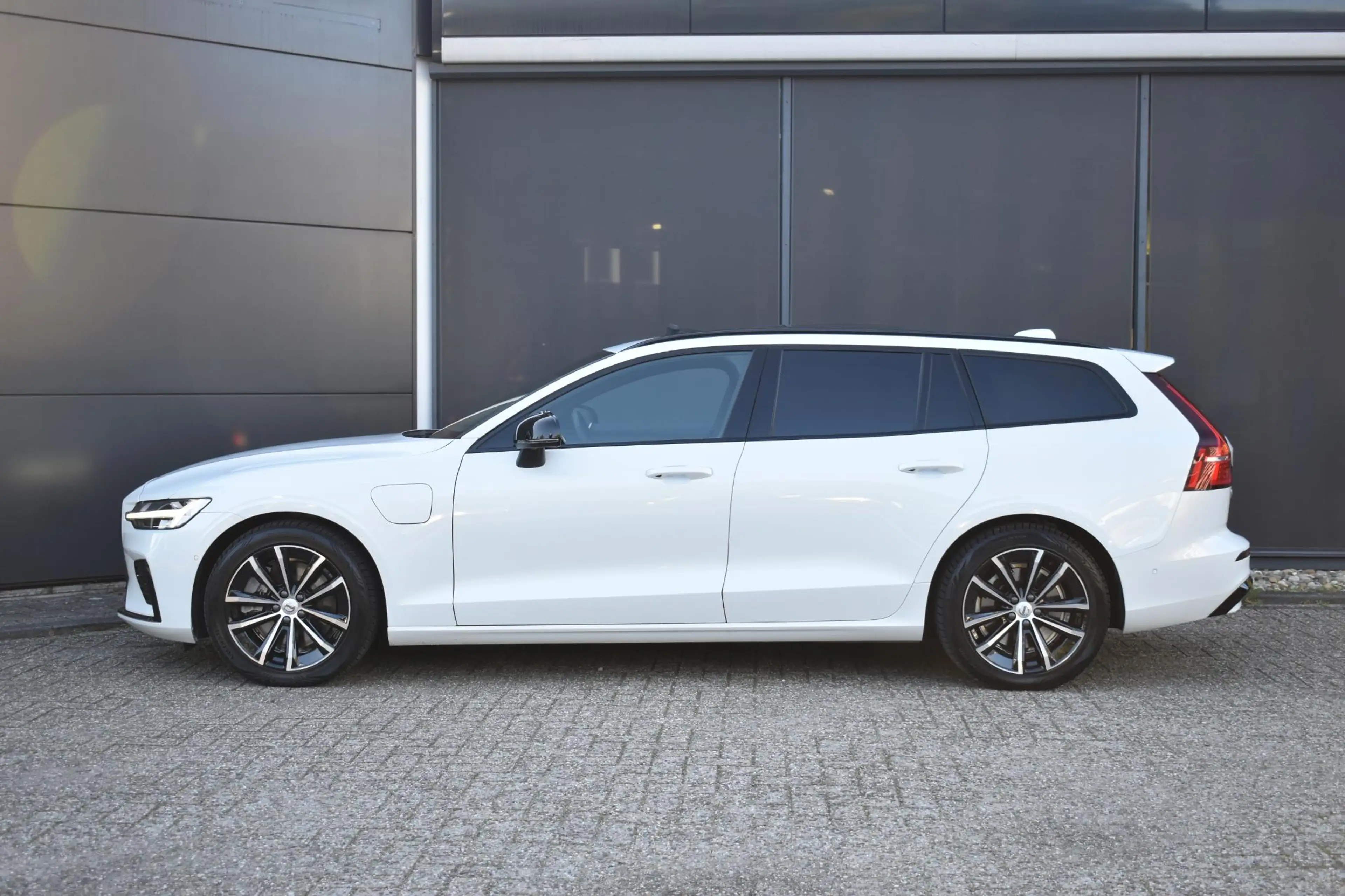 Volvo V60 T8 Plug-in hybrid AWD Plus Dark | Trekhaak | Panor — photo 6