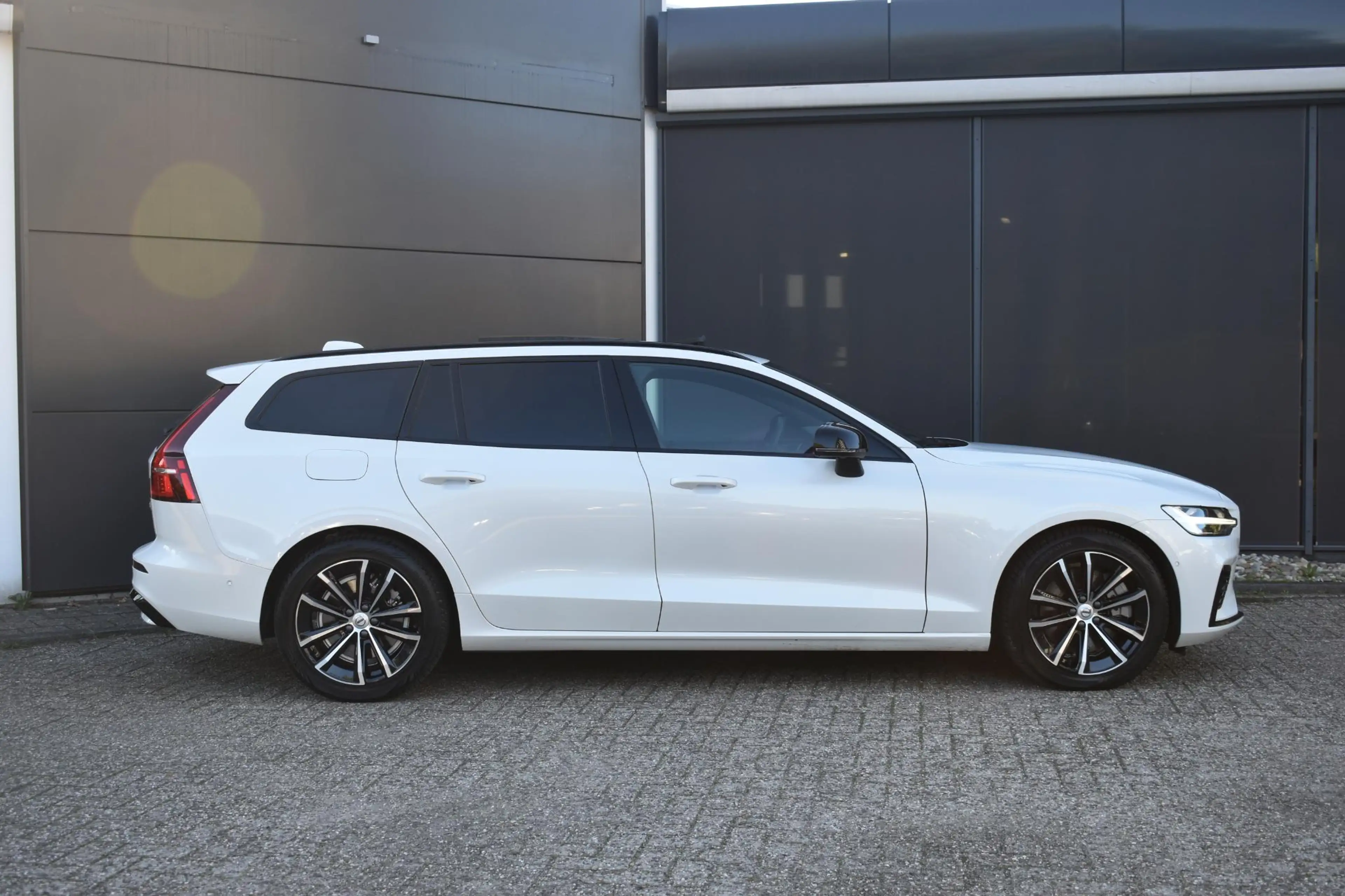 Volvo V60 T8 Plug-in hybrid AWD Plus Dark | Trekhaak | Panor — photo 8