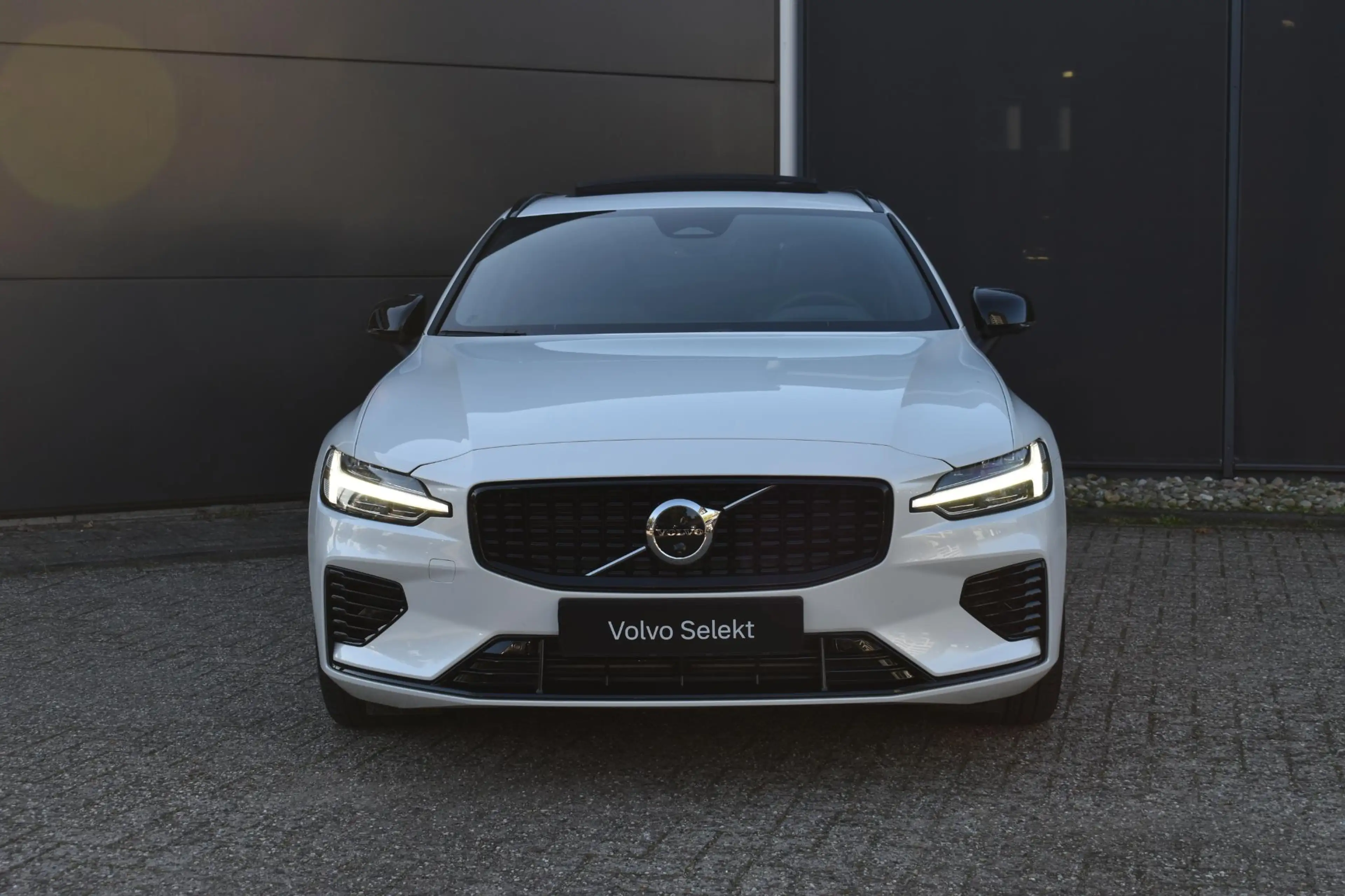 Volvo V60 T8 Plug-in hybrid AWD Plus Dark | Trekhaak | Panor — photo 4