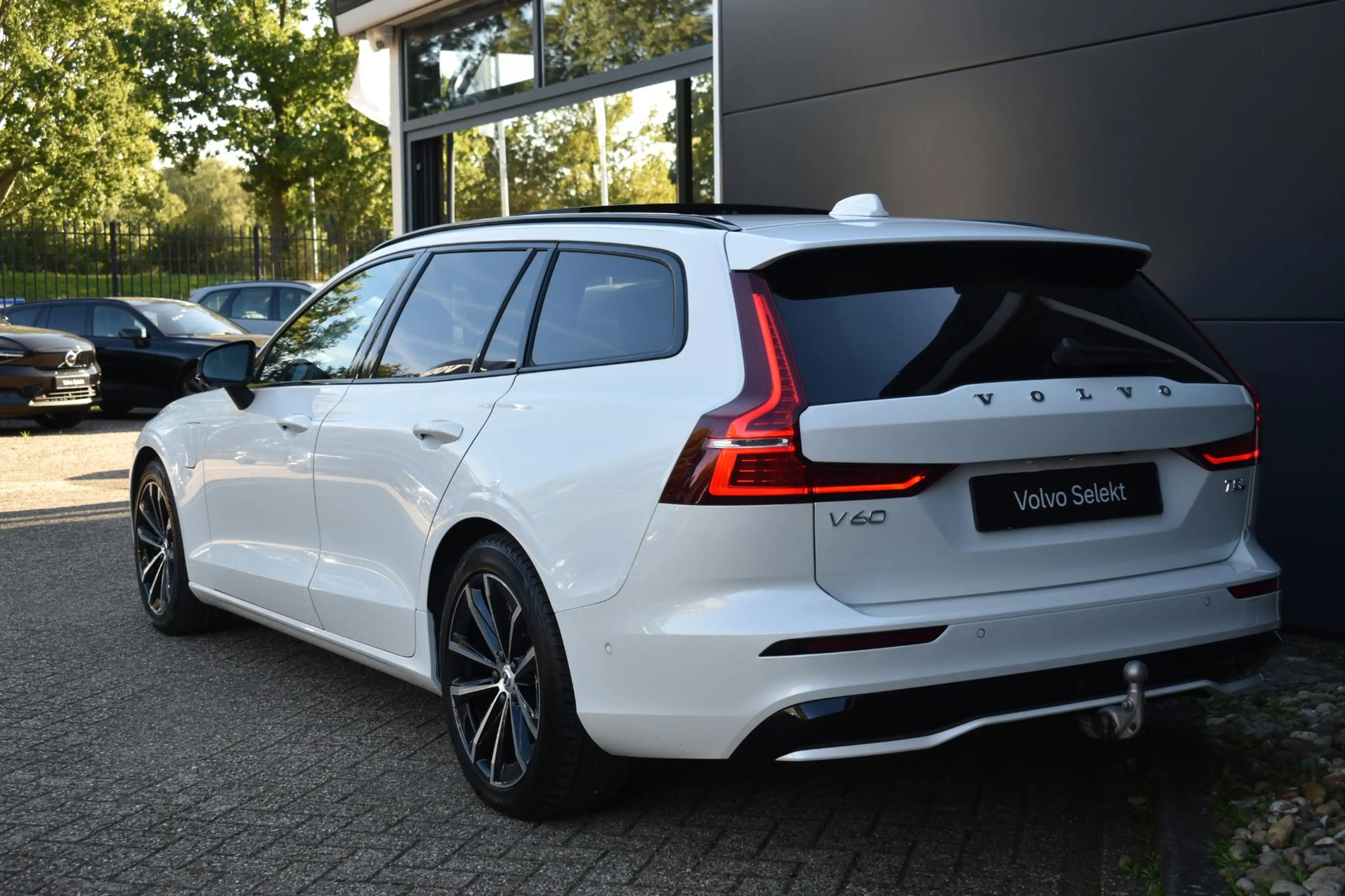Volvo V60 T8 Plug-in hybrid AWD Plus Dark | Trekhaak | Panor — photo 2