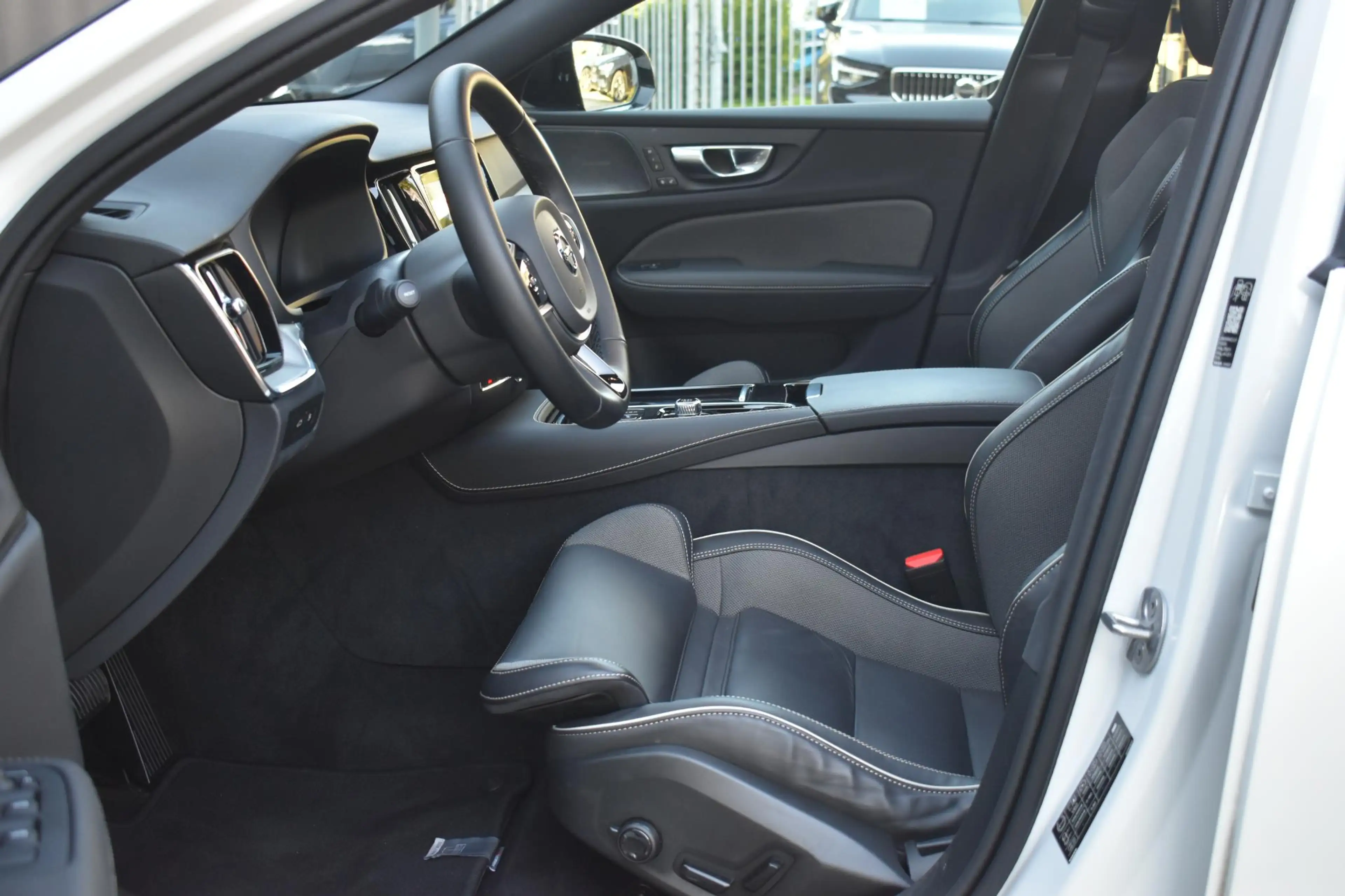 Volvo V60 T8 Plug-in hybrid AWD Plus Dark | Trekhaak | Panor — photo 11