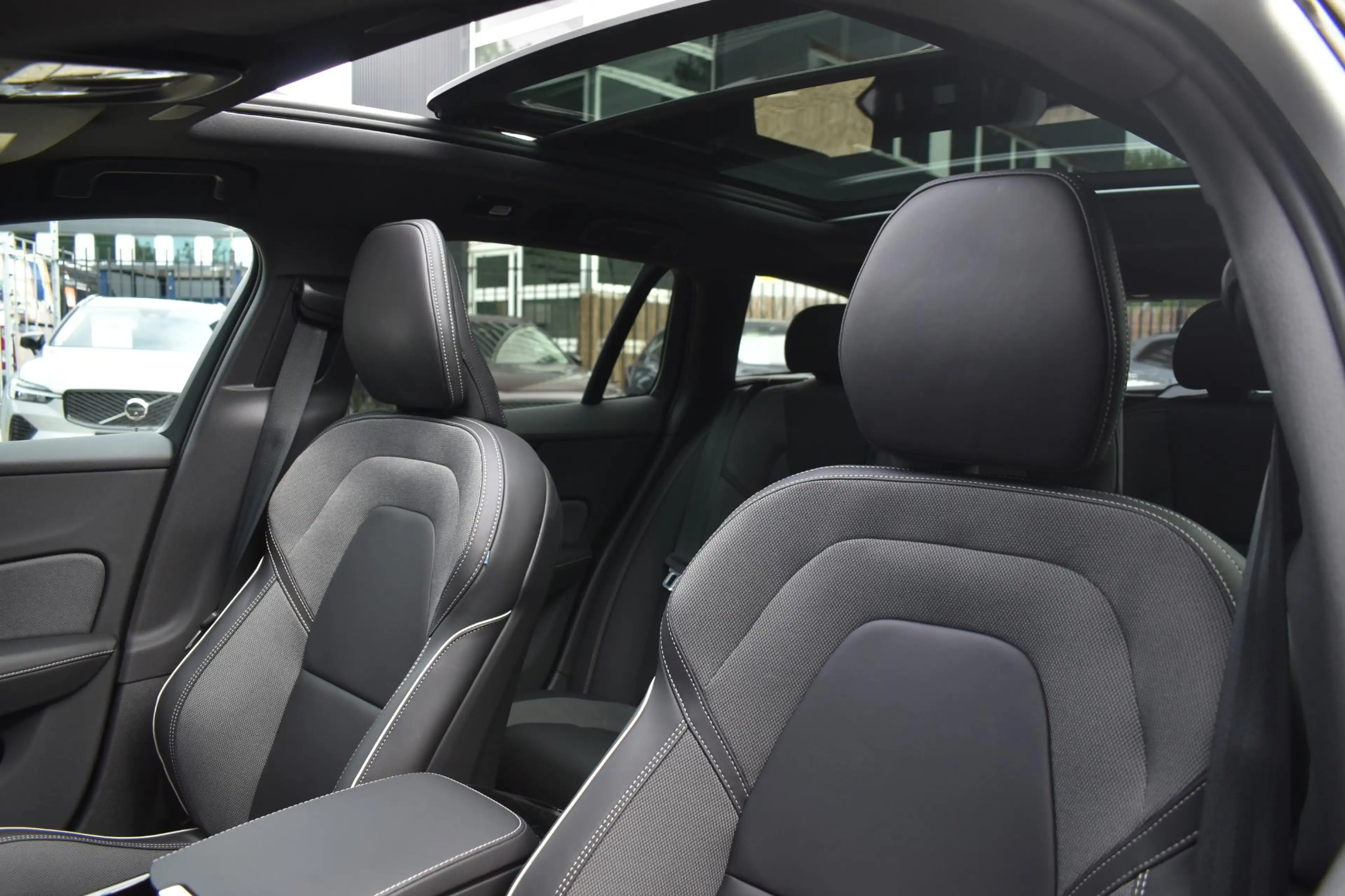 Volvo V60 T8 Plug-in hybrid AWD Plus Dark | Trekhaak | Panor — photo 15