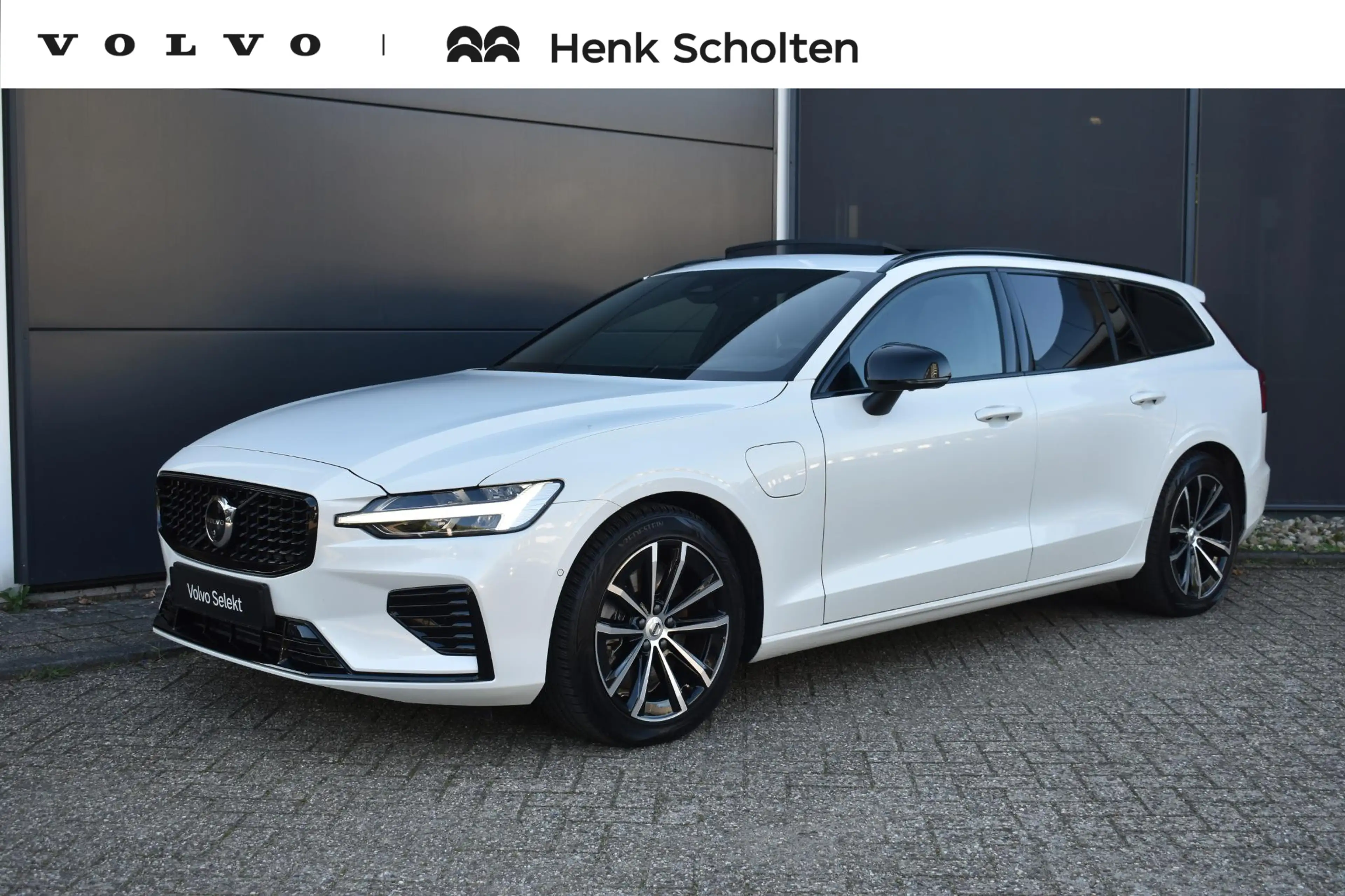 Volvo V60 T8 Plug-in hybrid AWD Plus Dark | Trekhaak | Panor