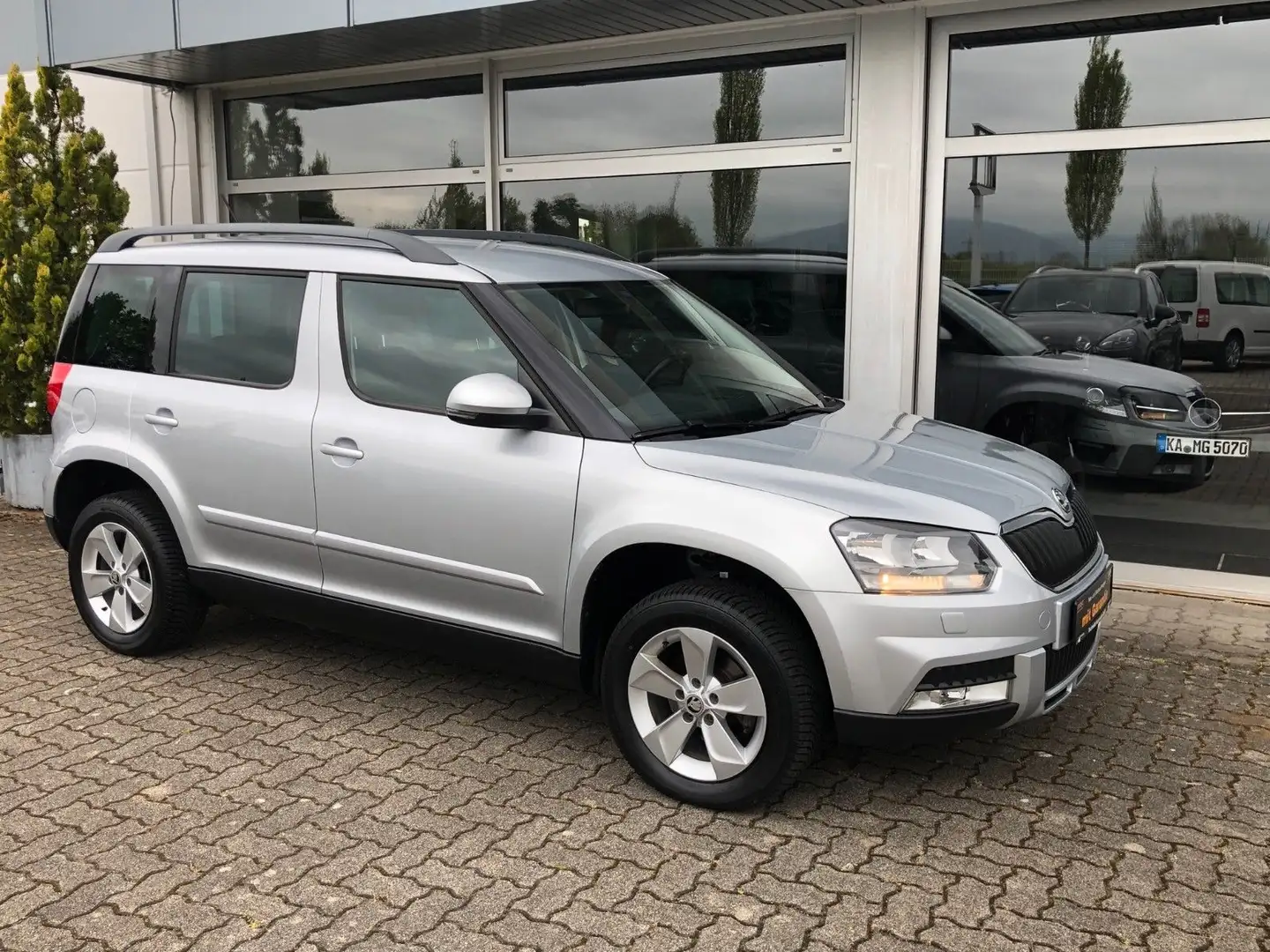 Skoda Yeti 1.4 TSI DSG Ambition Outdoor org. 49tKM Silber - 2