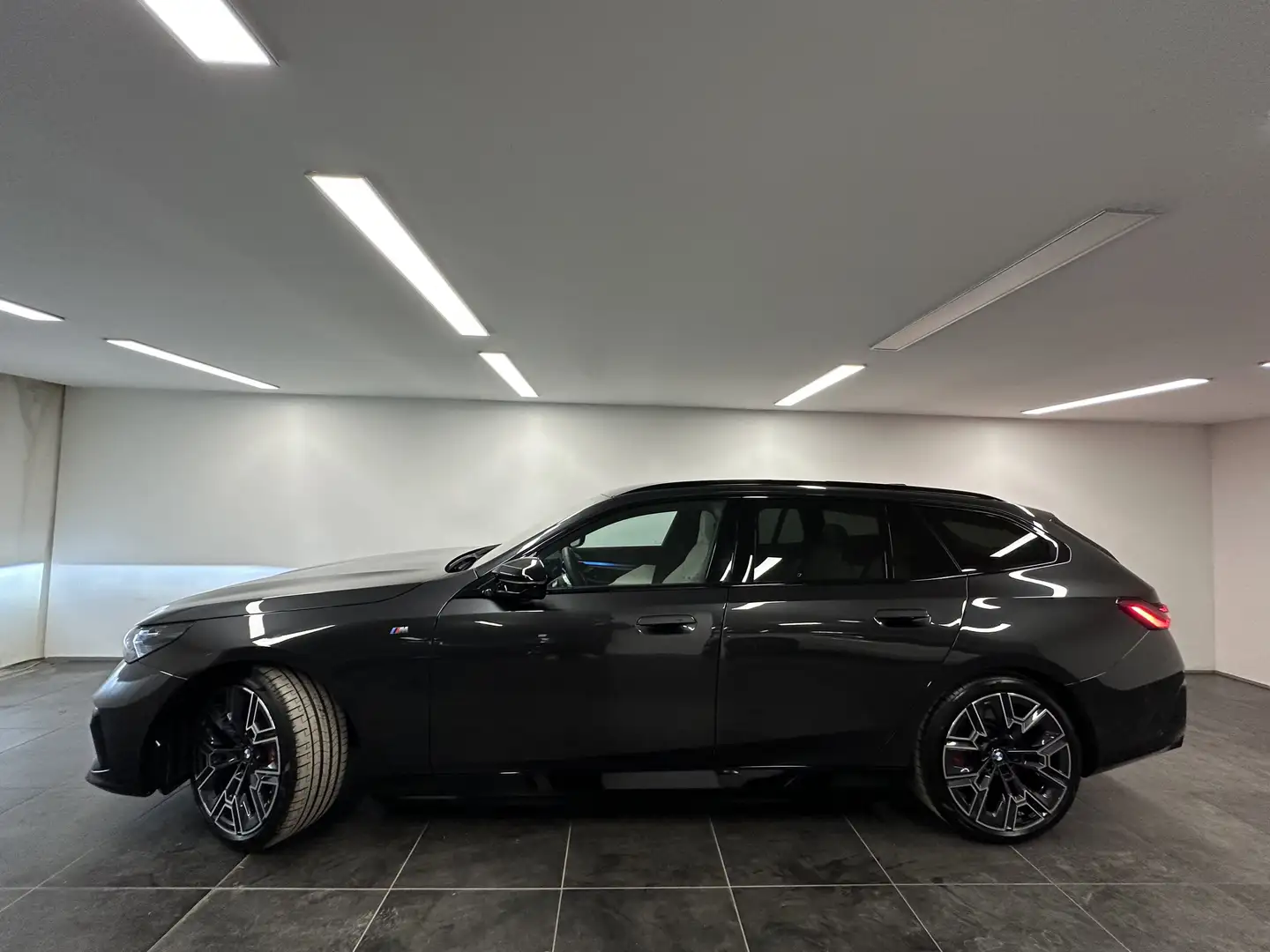 BMW i5 M60 xDrive Touring M Sportpaket Pro B&W Pano. AHK Grau - 2