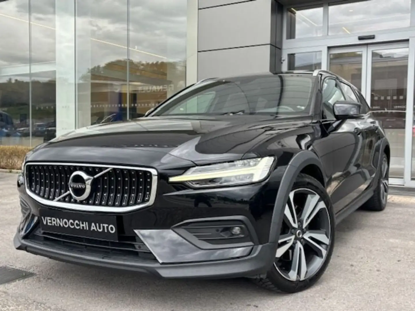 Volvo V60 Cross Country V60 II 2019 Cross Country 2.0 d4 Pro awd geartron Noir - 1