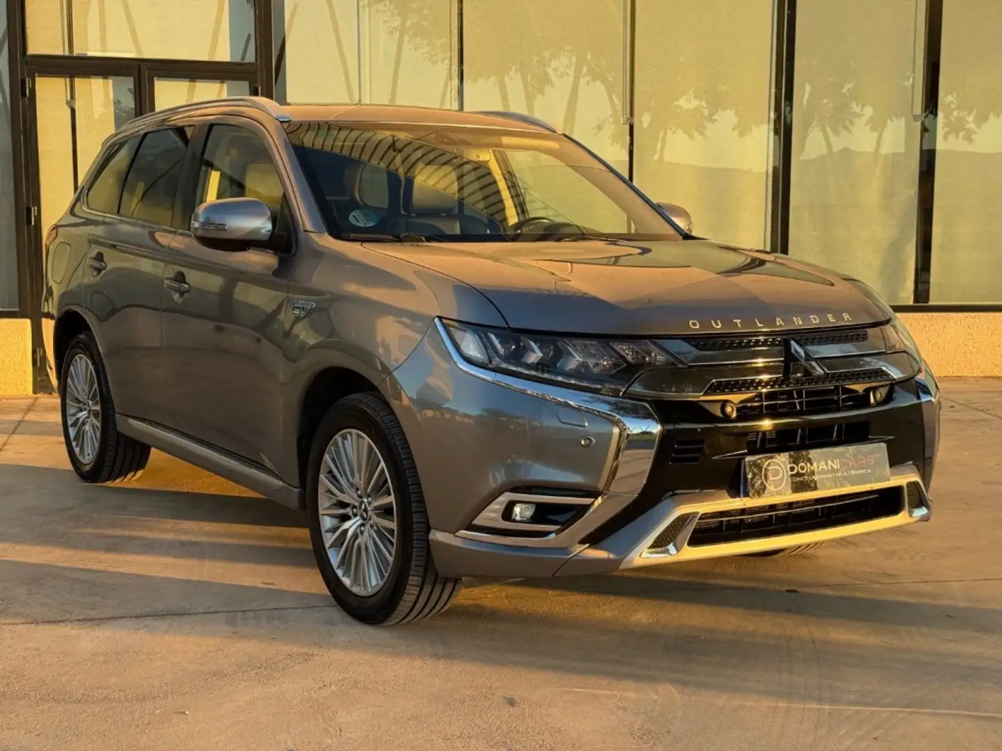 Mitsubishi Outlander PHEV Kaiteki 4WD Gris - 2